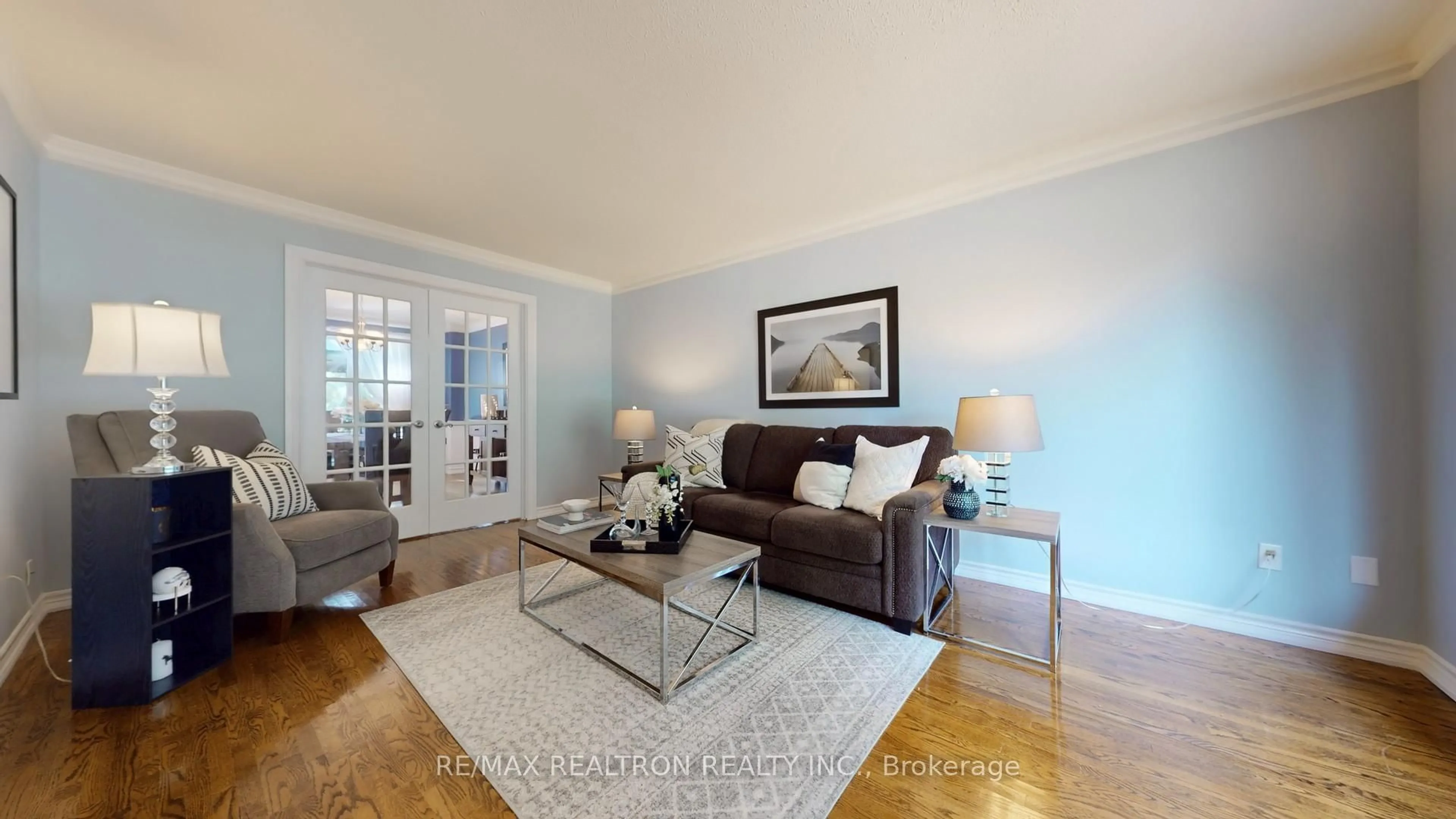 Living room with furniture, wood/laminate floor for 7 Ward Ave, East Gwillimbury Ontario L0G 1V0