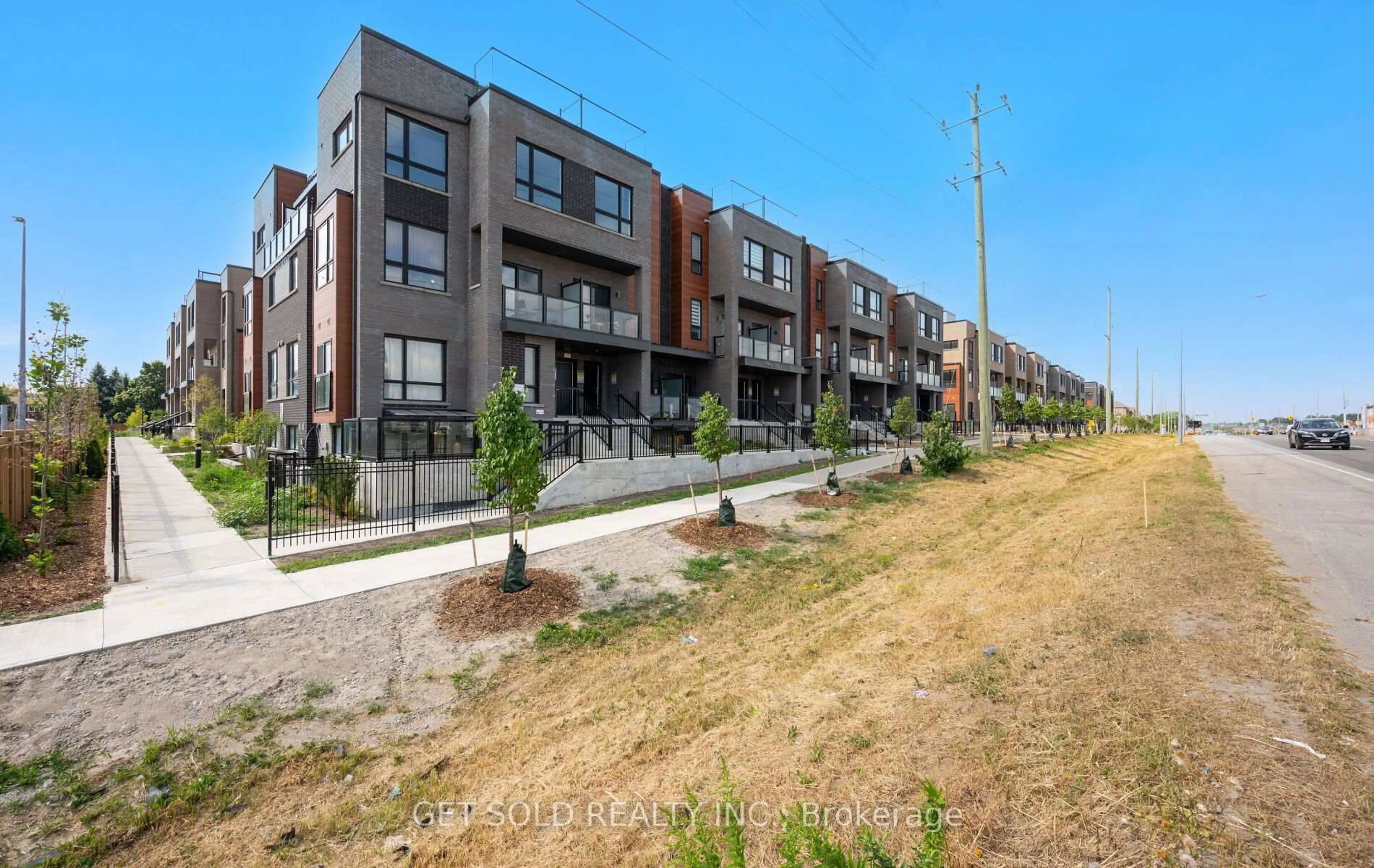 Unknown for 18 Lytham Green Circ #18, Newmarket Ontario L3Y 0H4