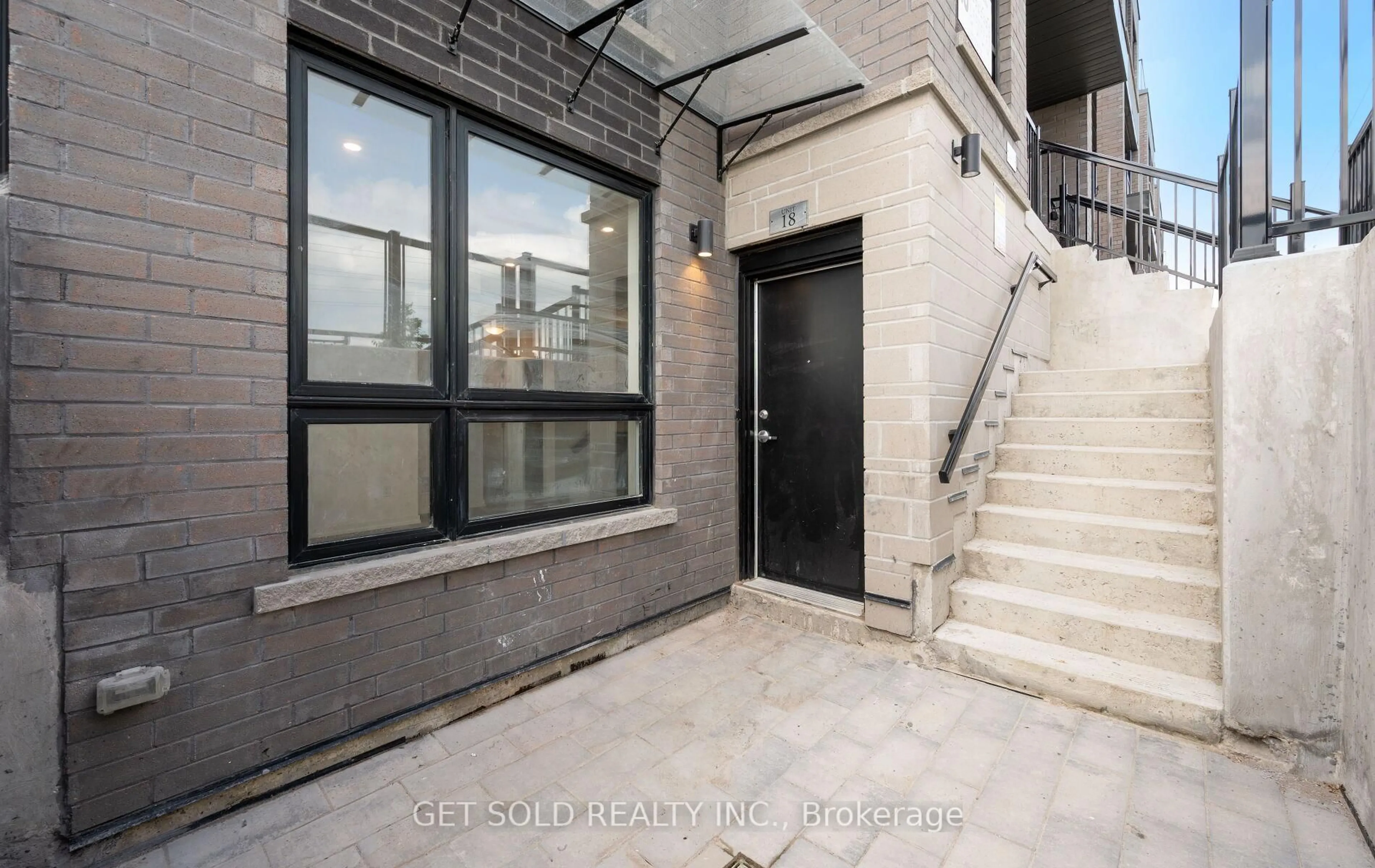 Unknown for 18 Lytham Green Circ #18, Newmarket Ontario L3Y 0H4