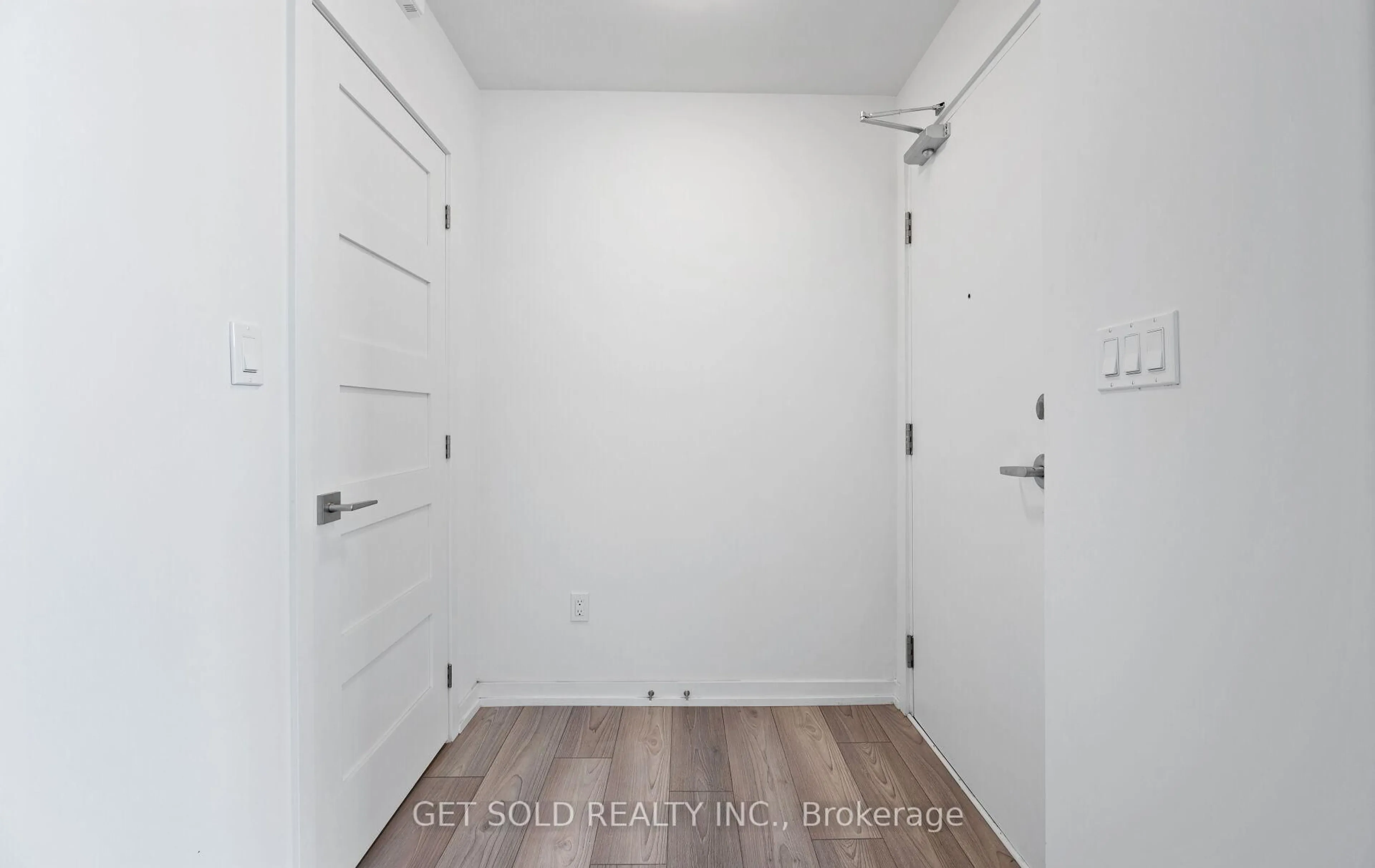 Indoor entryway for 18 Lytham Green Circ #18, Newmarket Ontario L3Y 0H4
