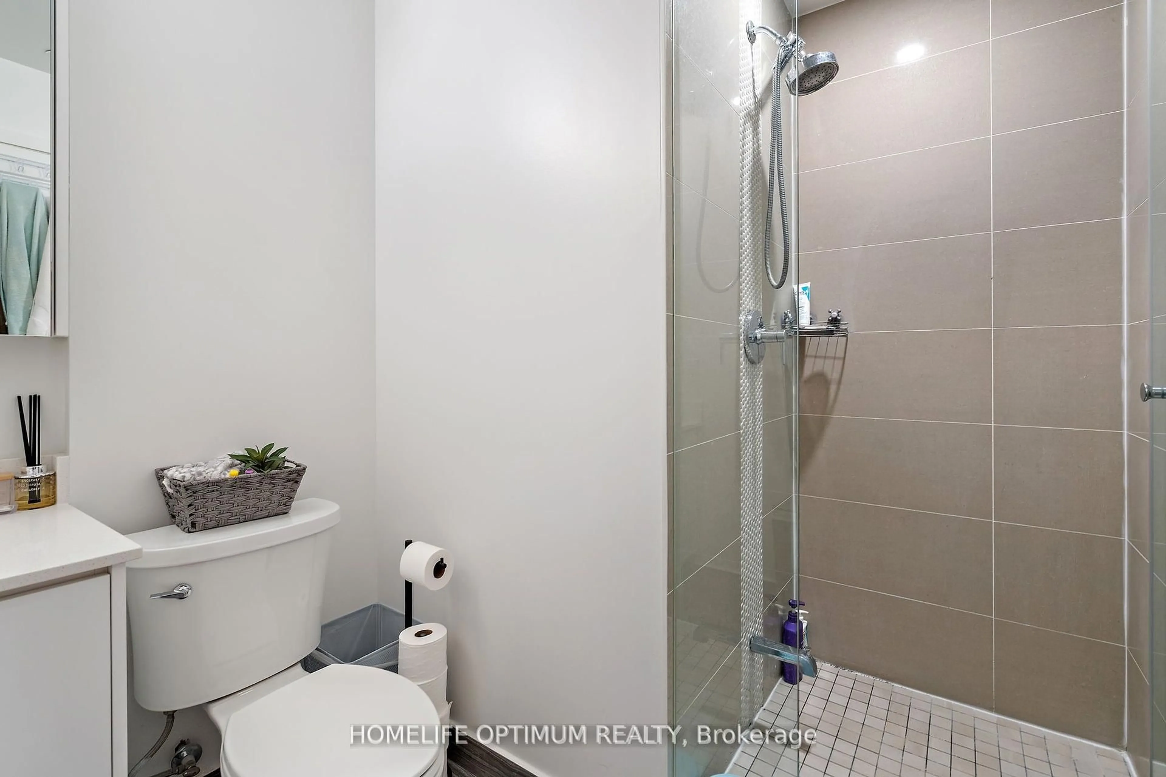 Standard bathroom, ceramic/tile floor for 95 Oneida Cres #1704, Richmond Hill Ontario L4B 0H5