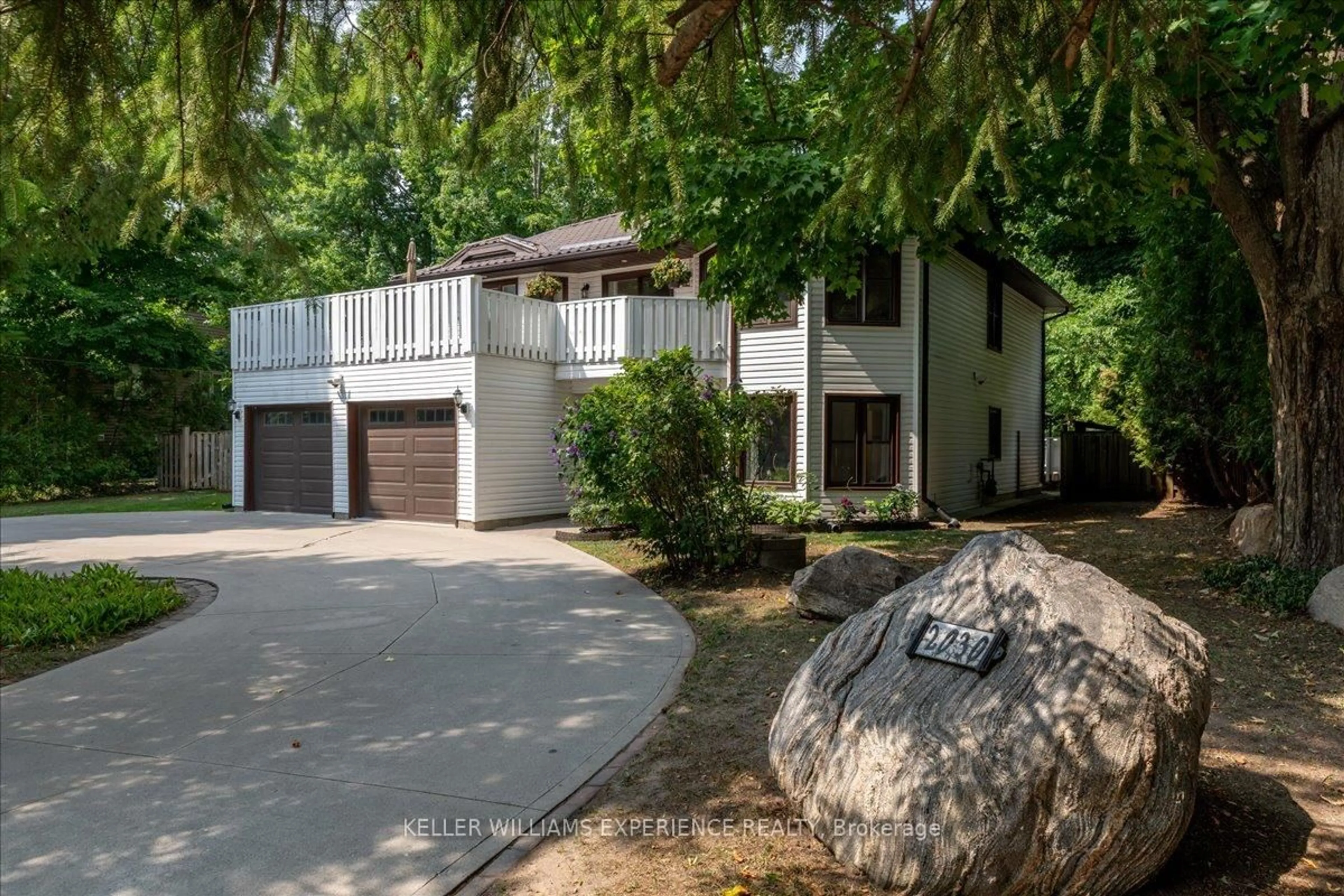 Home with vinyl exterior material, street for 2030 Lilac Dr, Innisfil Ontario L9S 1Y9