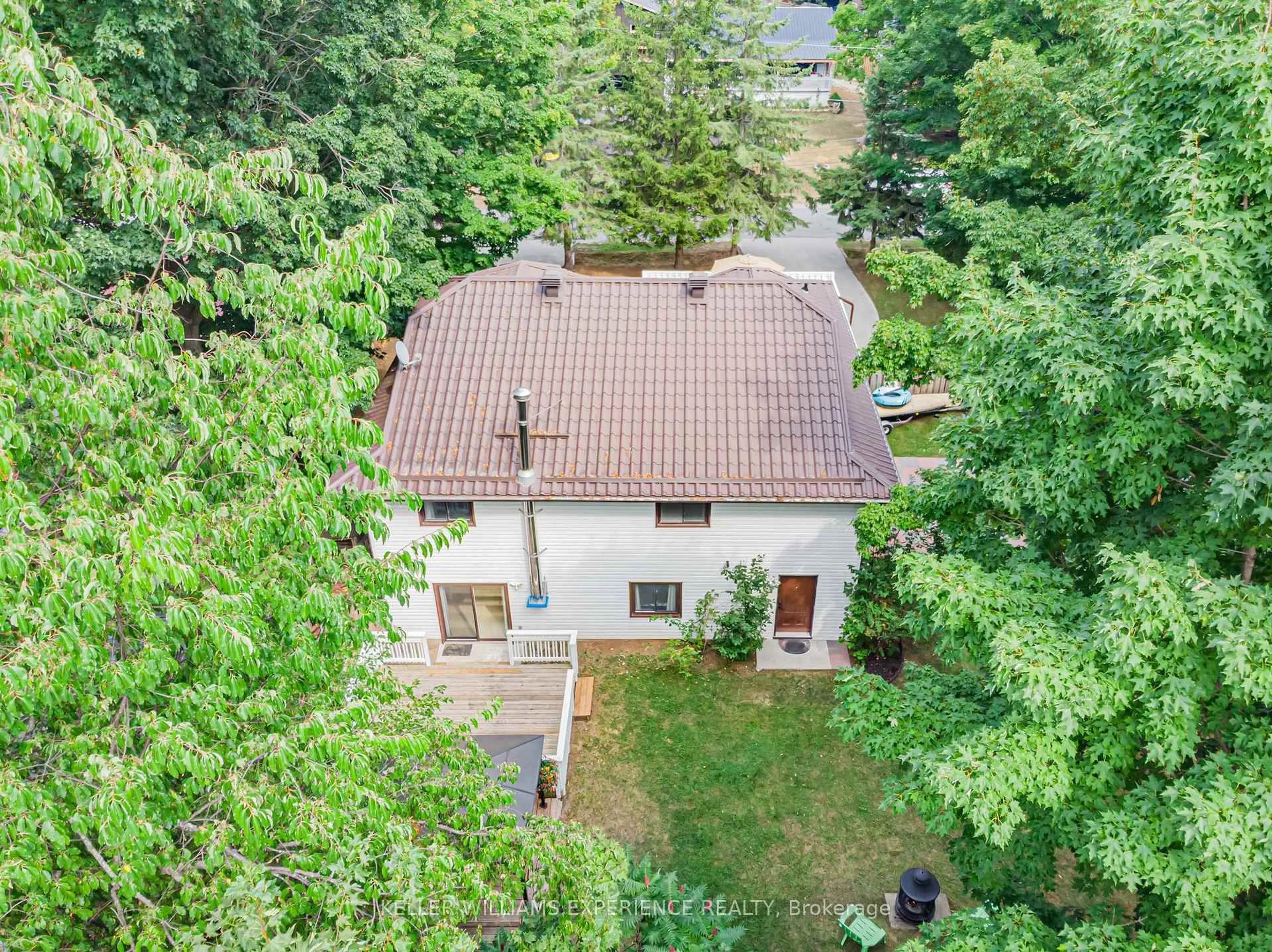 A pic from outside/outdoor area/front of a property/back of a property/a pic from drone, street for 2030 Lilac Dr, Innisfil Ontario L9S 1Y9
