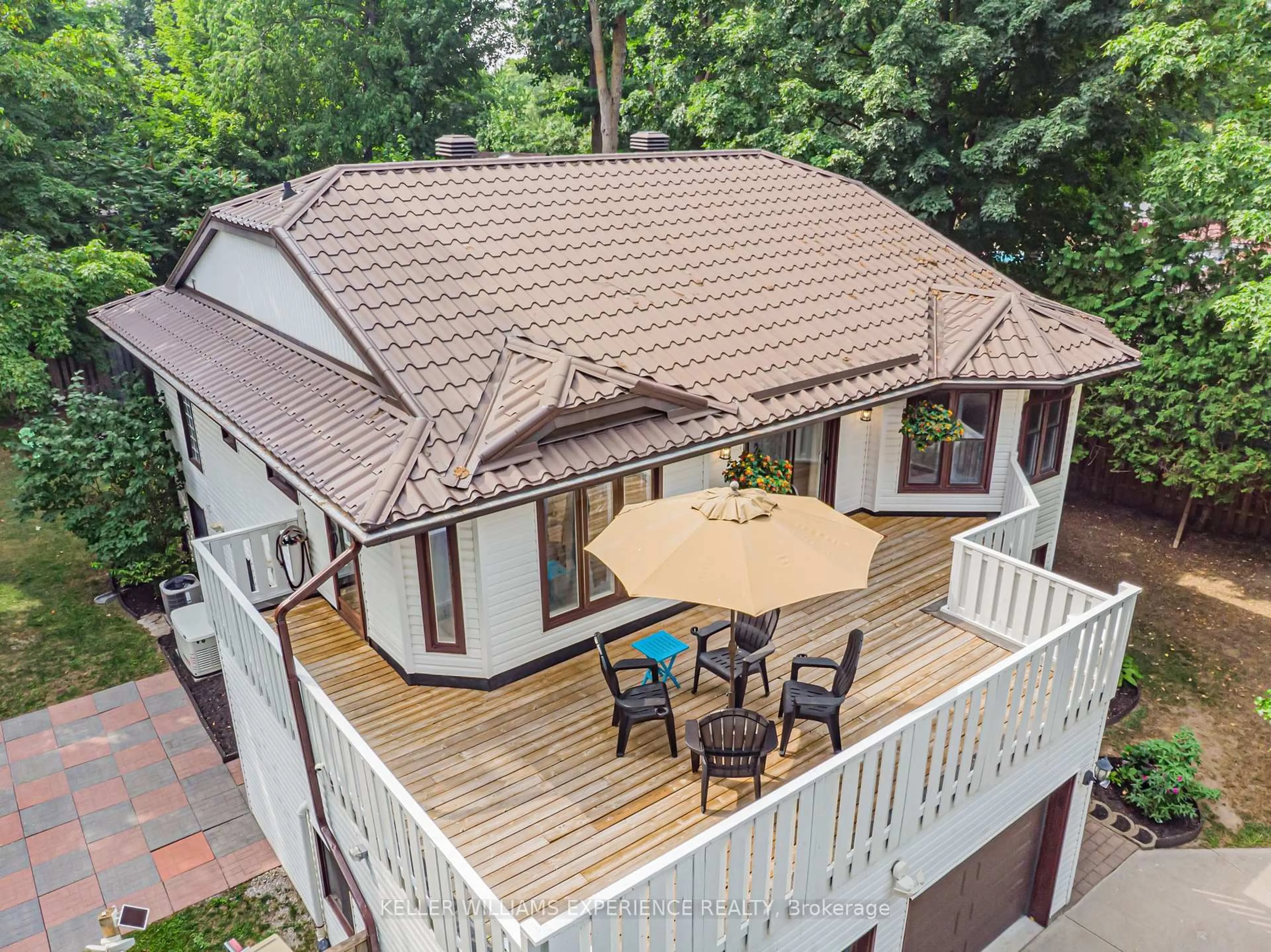 A pic from outside/outdoor area/front of a property/back of a property/a pic from drone, unknown for 2030 Lilac Dr, Innisfil Ontario L9S 1Y9