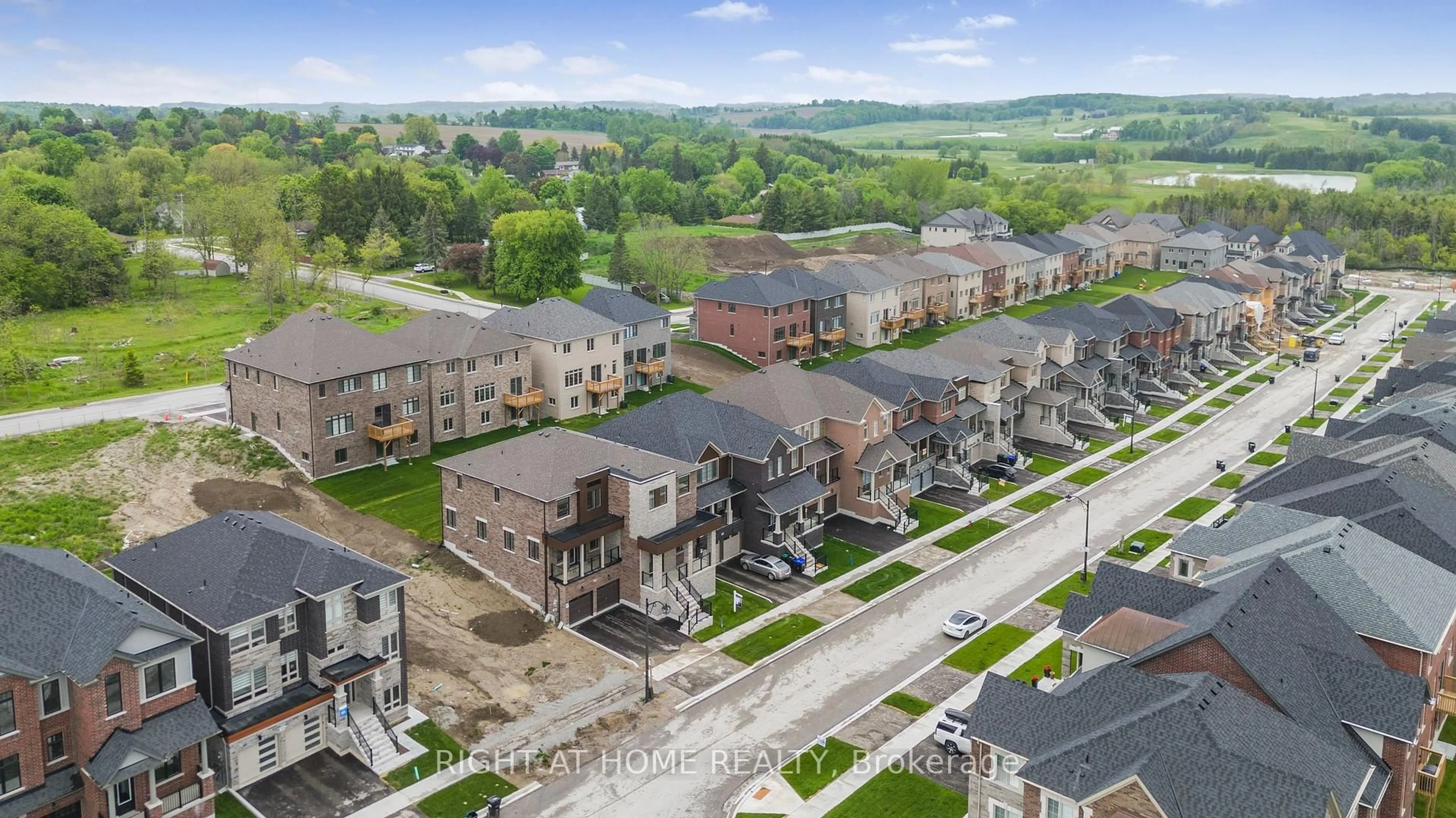 A pic from outside/outdoor area/front of a property/back of a property/a pic from drone, street for 117 Rowe St, Bradford West Gwillimbury Ontario L3Z 4M9