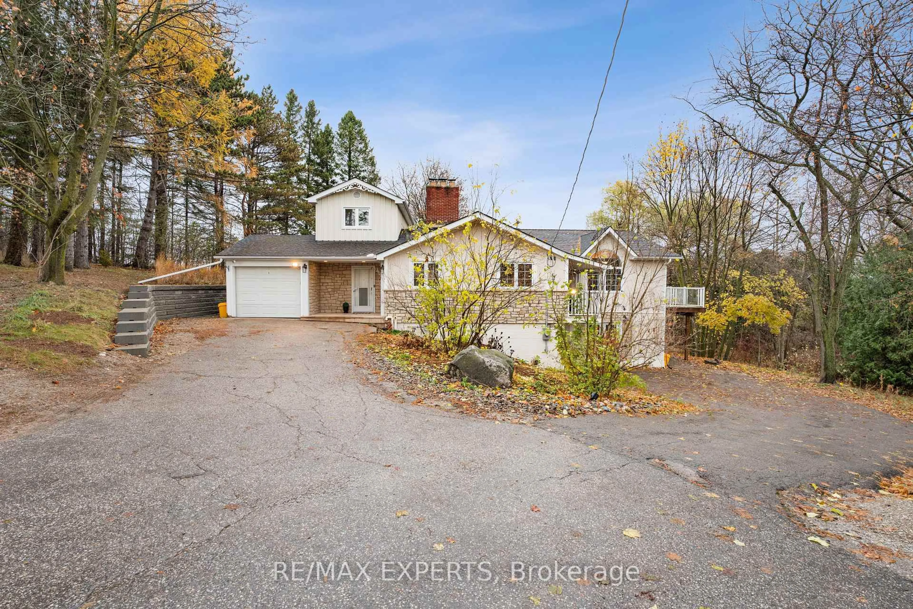 A pic from outside/outdoor area/front of a property/back of a property/a pic from drone, street for 15133 Dufferin St, King Ontario L7B 1A7