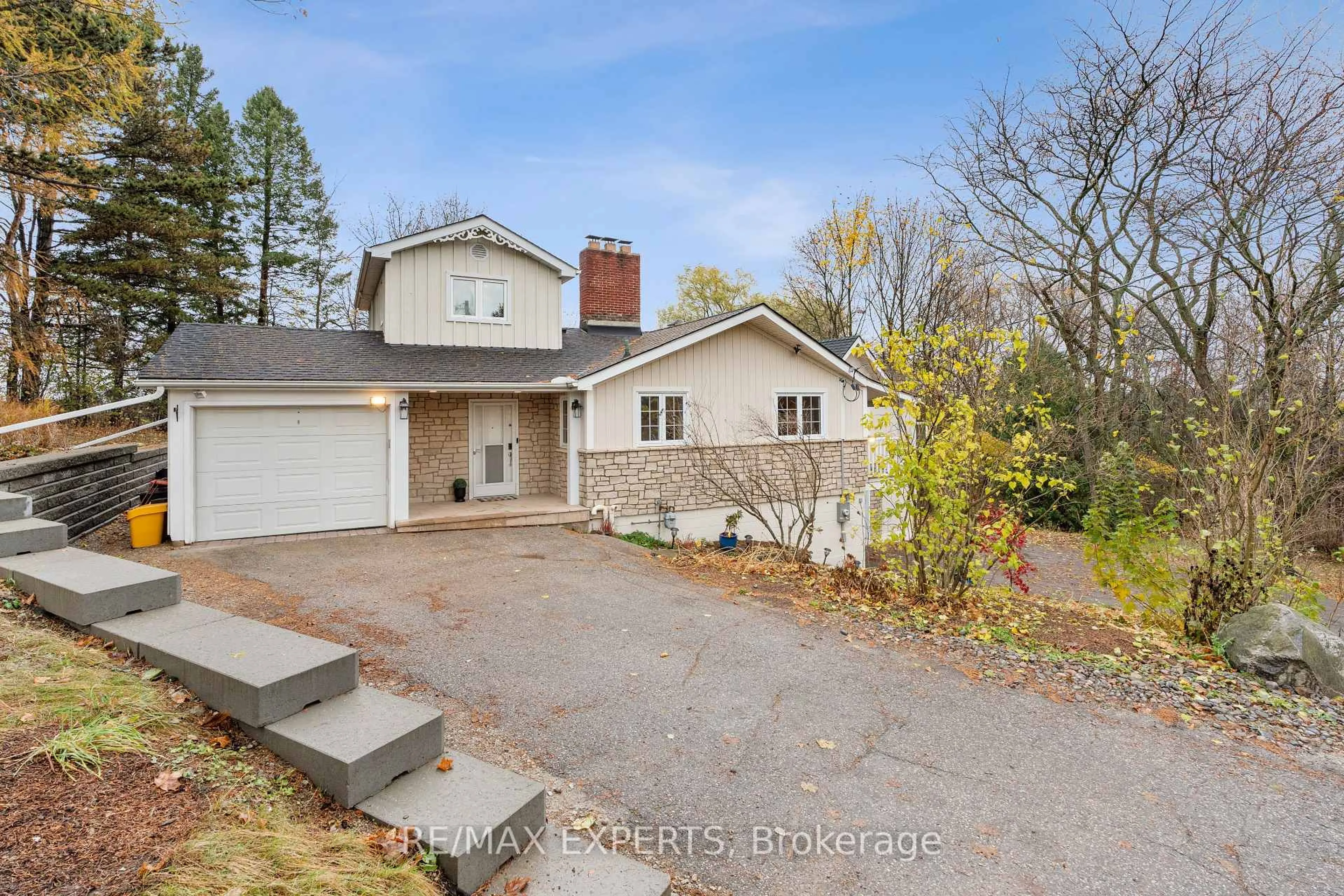A pic from outside/outdoor area/front of a property/back of a property/a pic from drone, unknown for 15133 Dufferin St, King Ontario L7B 1A7