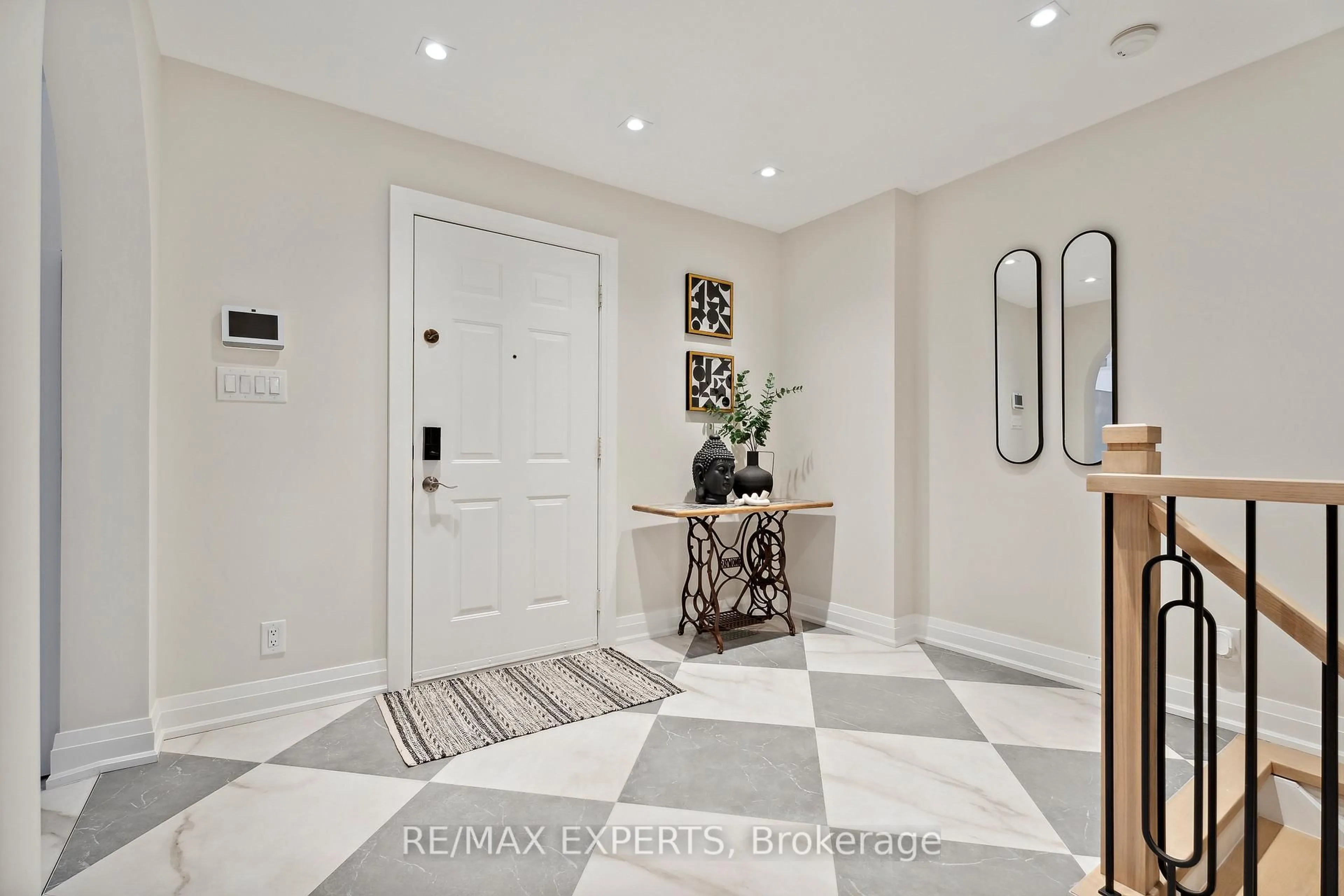 Indoor entryway for 15133 Dufferin St, King Ontario L7B 1A7