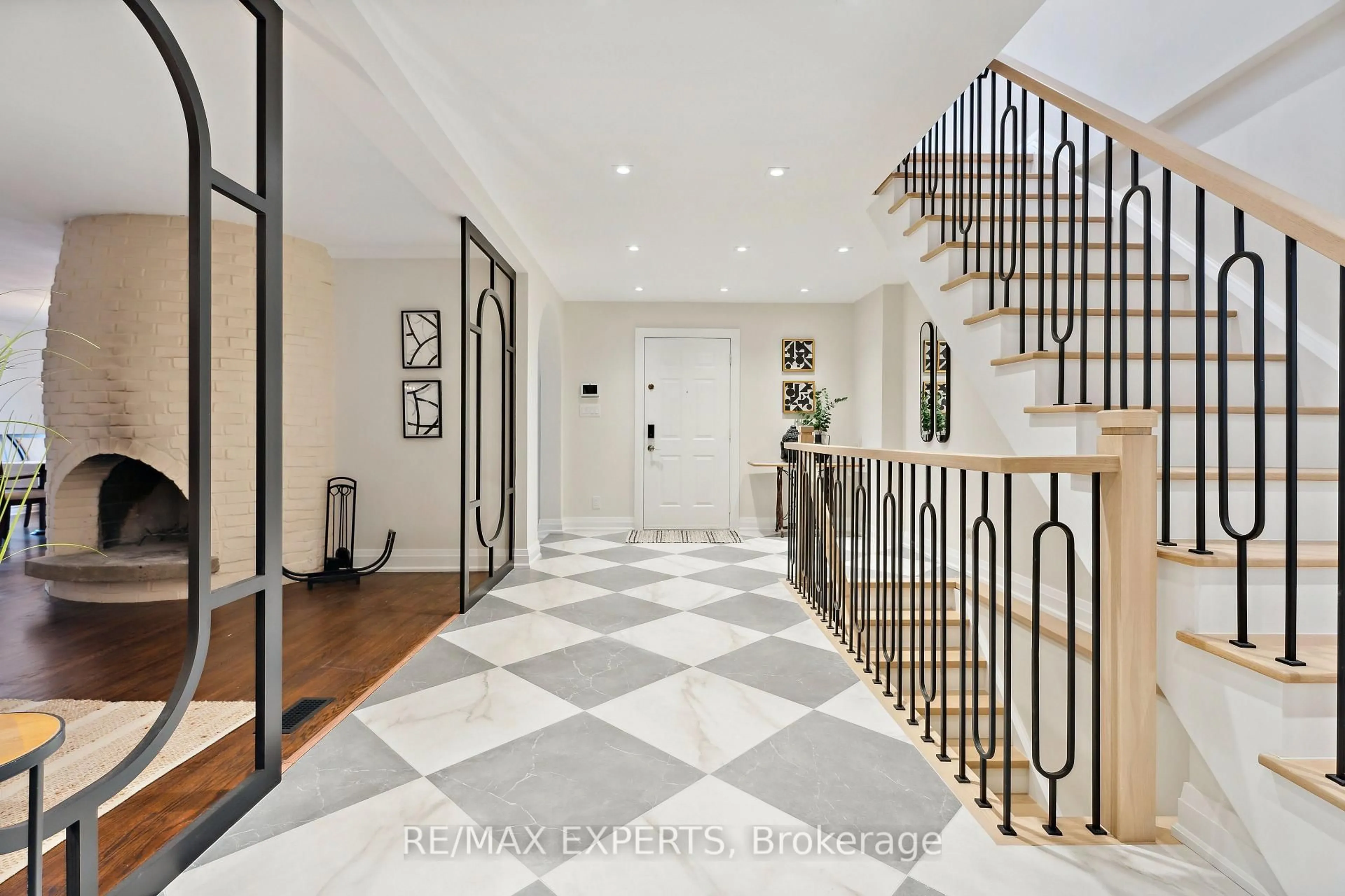 Indoor entryway for 15133 Dufferin St, King Ontario L7B 1A7