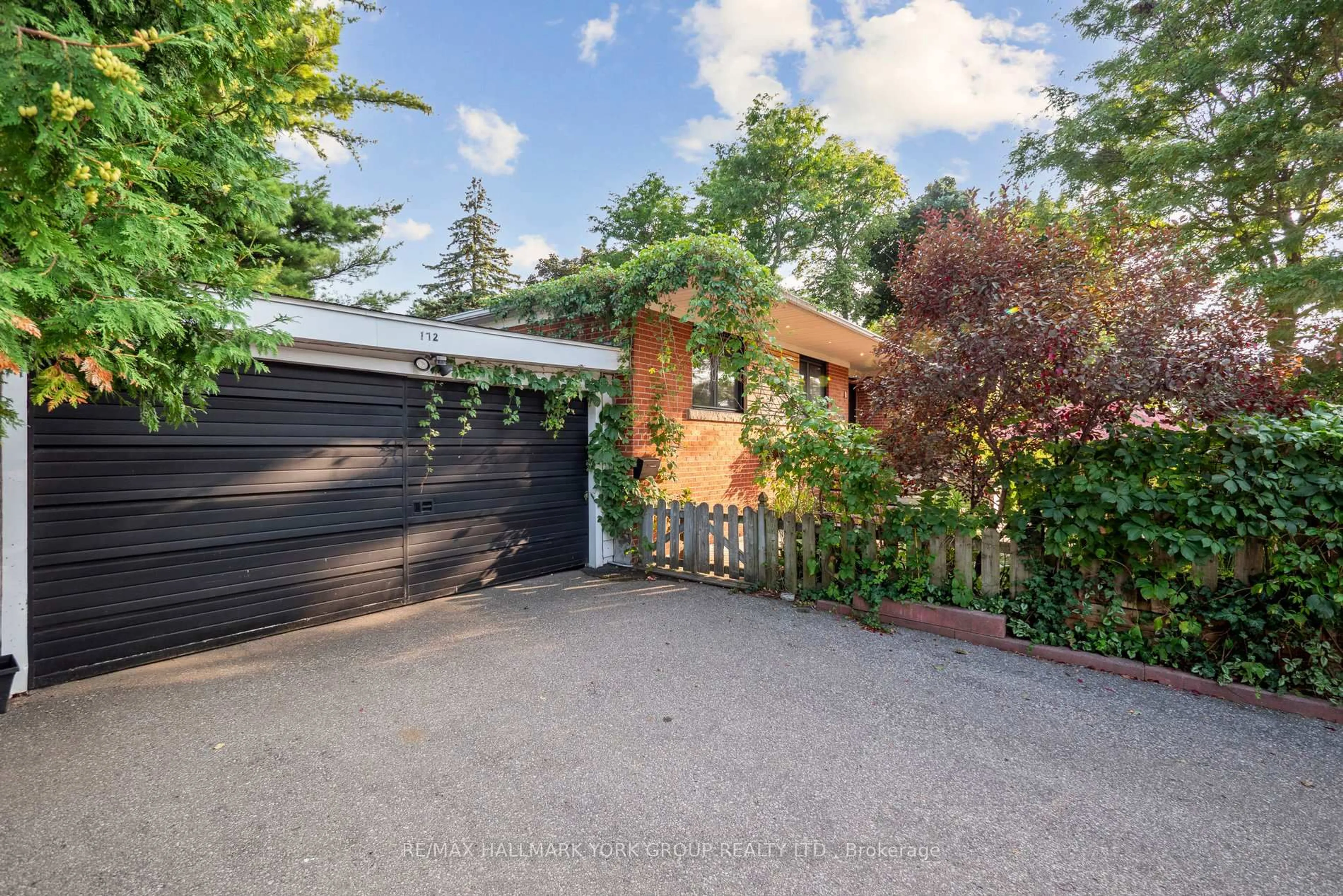 A pic from outside/outdoor area/front of a property/back of a property/a pic from drone, street for 172 Altamira Rd, Richmond Hill Ontario L4C 4C7