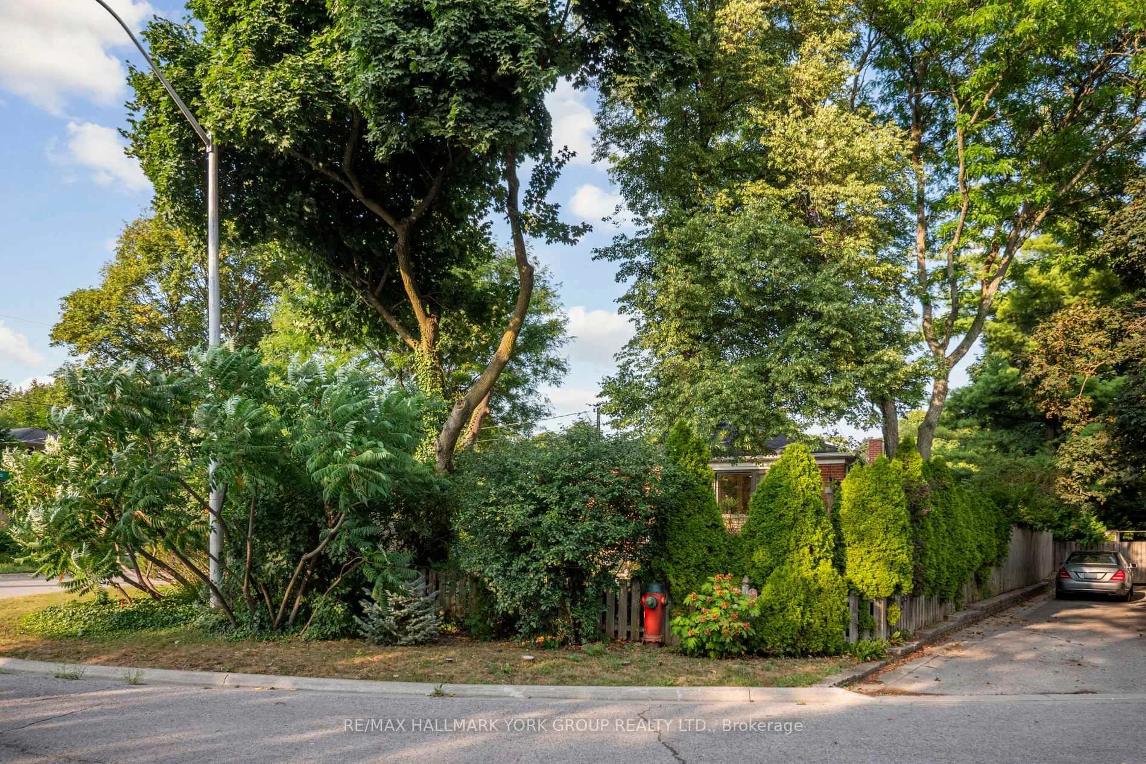 Patio, street for 172 Altamira Rd, Richmond Hill Ontario L4C 4C7