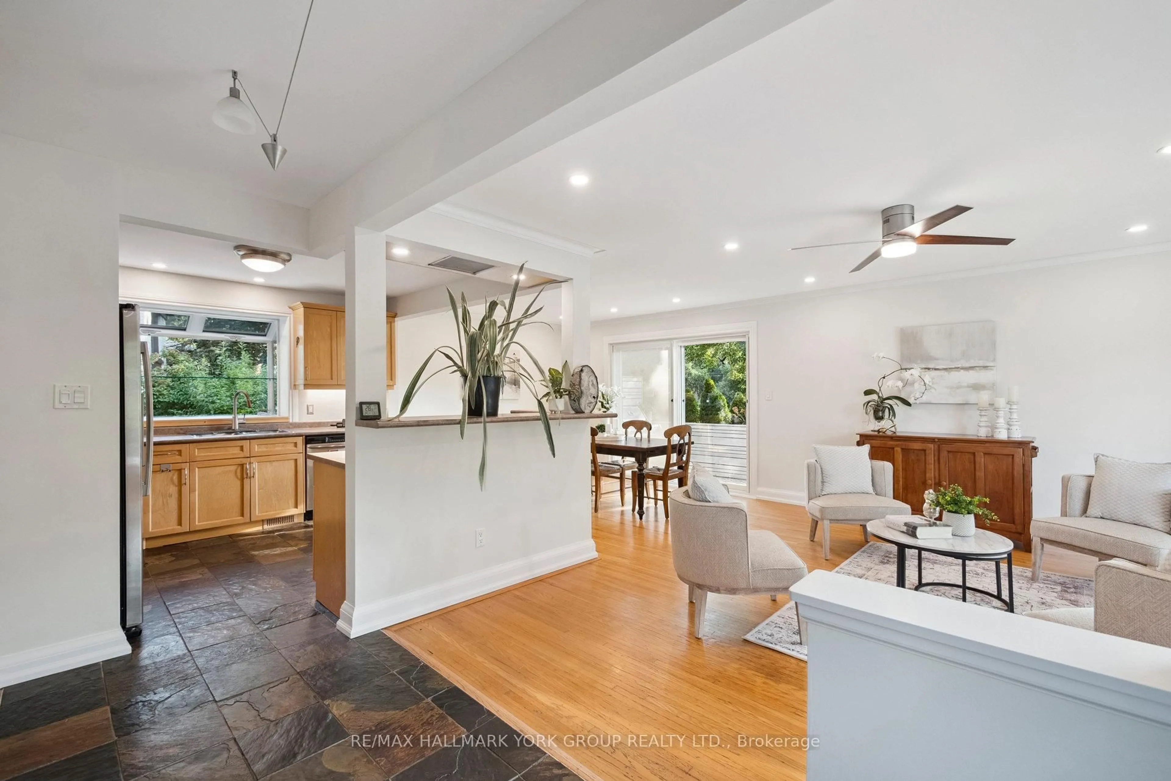 Open concept kitchen, ceramic/tile floor for 172 Altamira Rd, Richmond Hill Ontario L4C 4C7