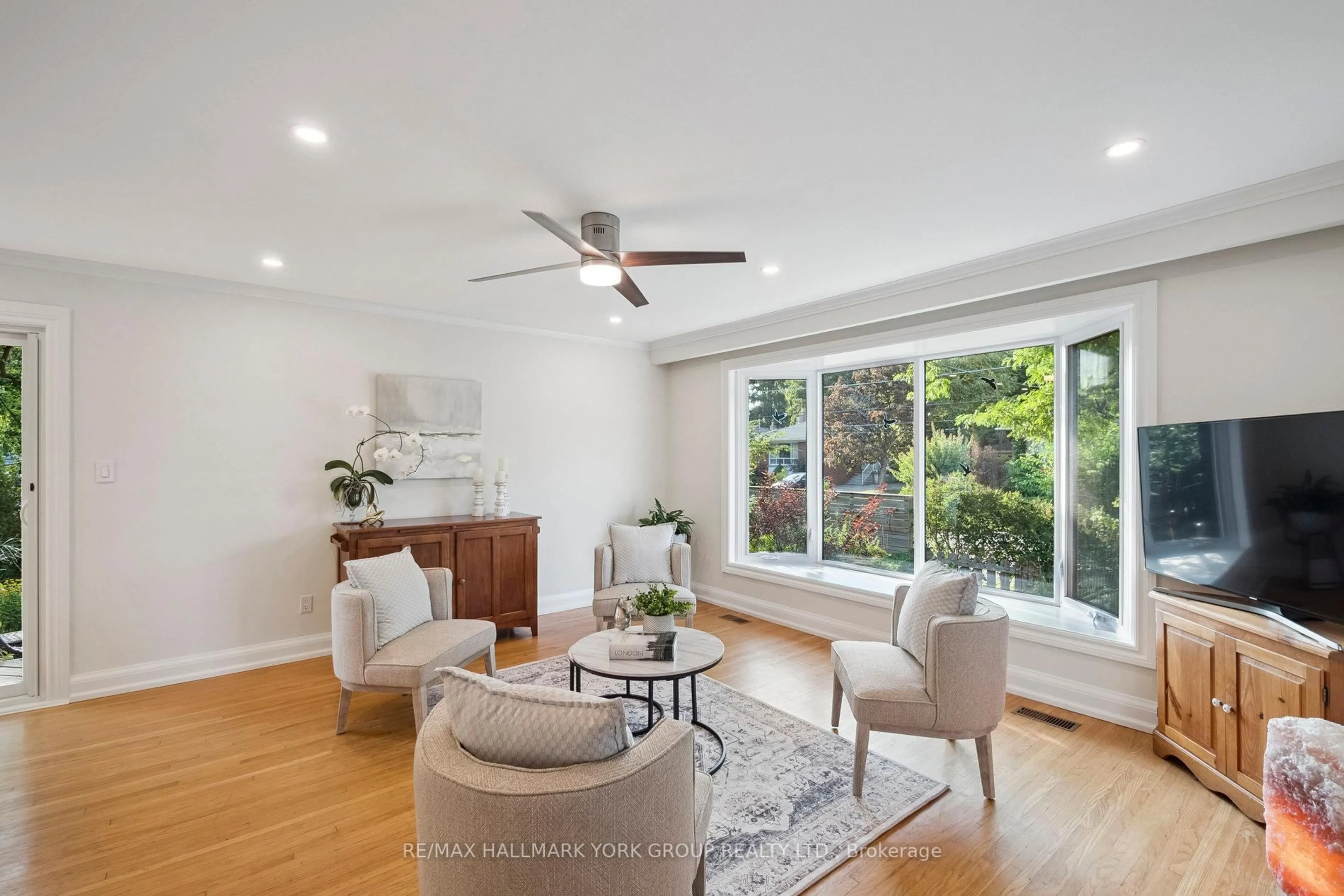 Living room with furniture, unknown for 172 Altamira Rd, Richmond Hill Ontario L4C 4C7