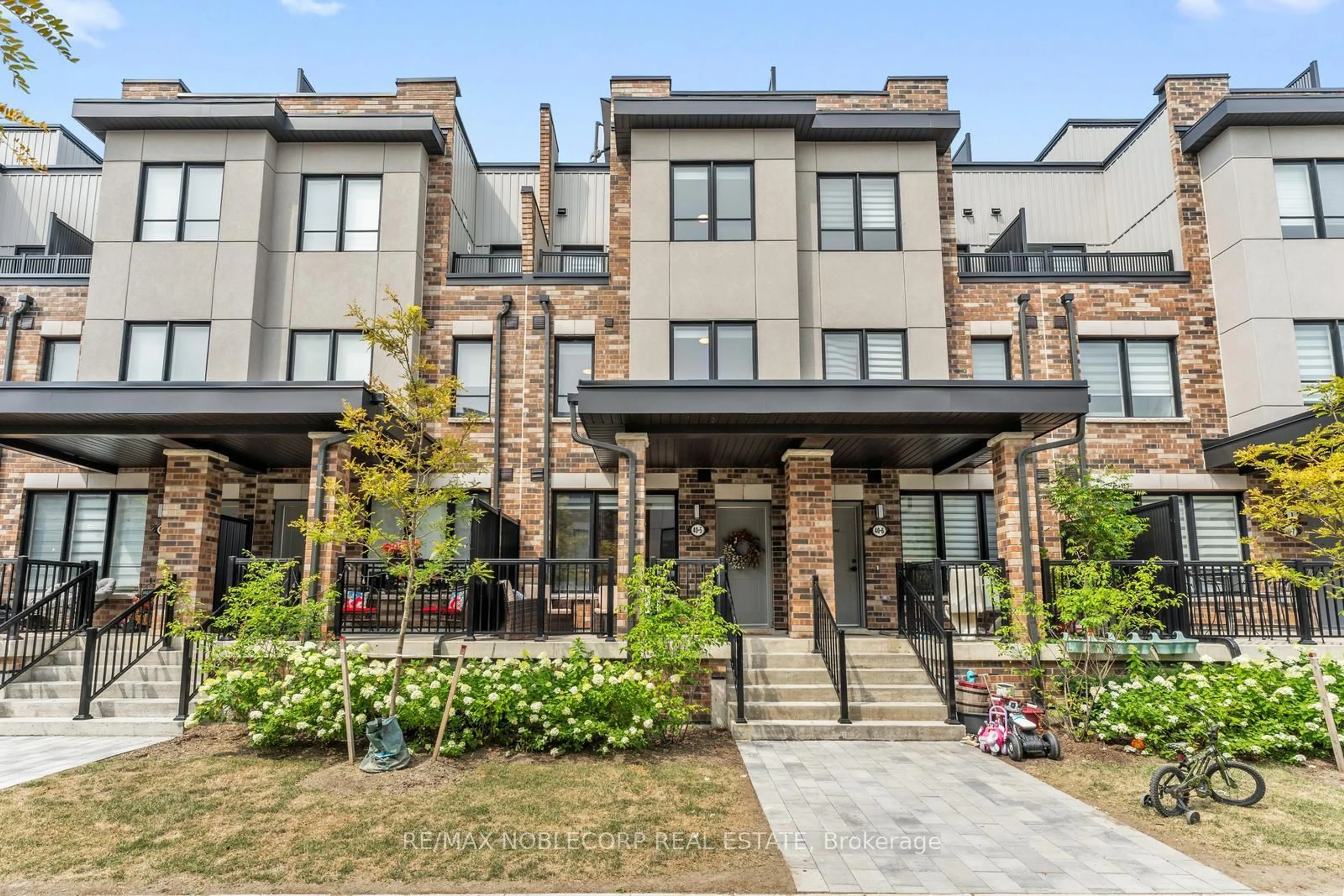Home with brick exterior material, street for 40 Baynes Way #5, Bradford West Gwillimbury Ontario L3Z 4M4