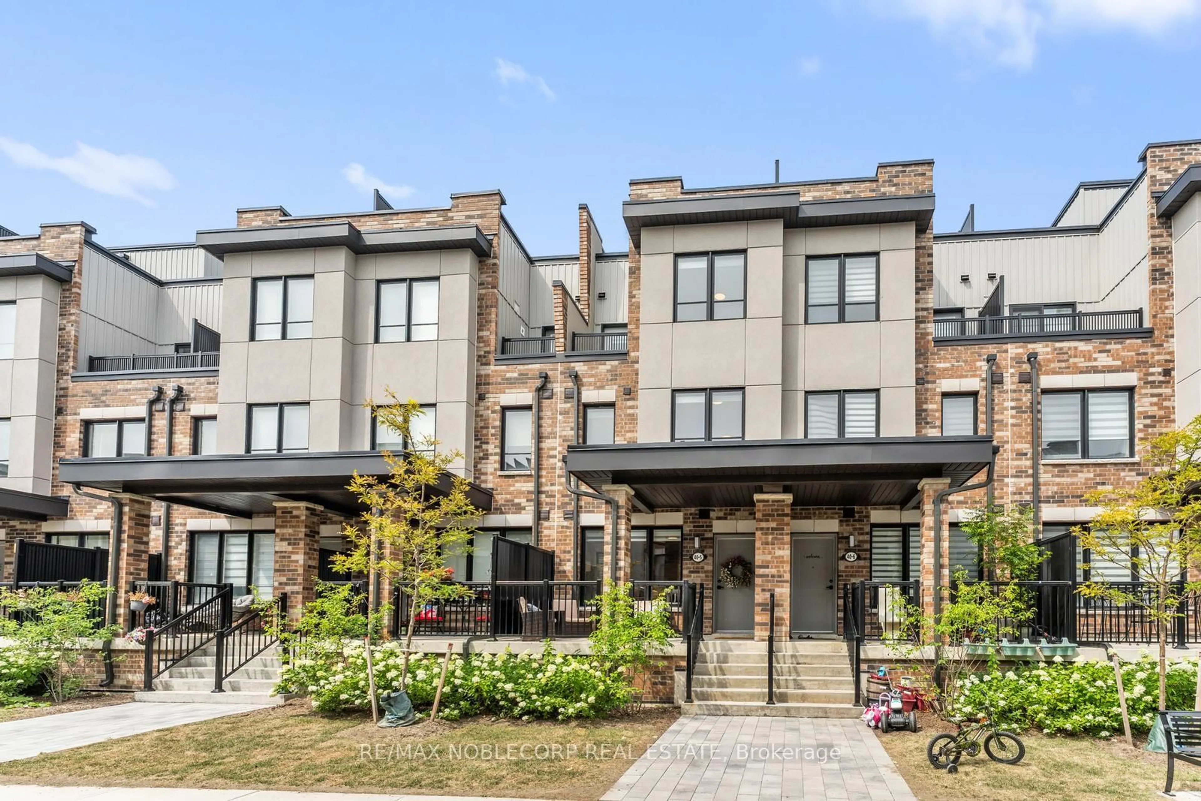 Home with brick exterior material, street for 40 Baynes Way #5, Bradford West Gwillimbury Ontario L3Z 4M4
