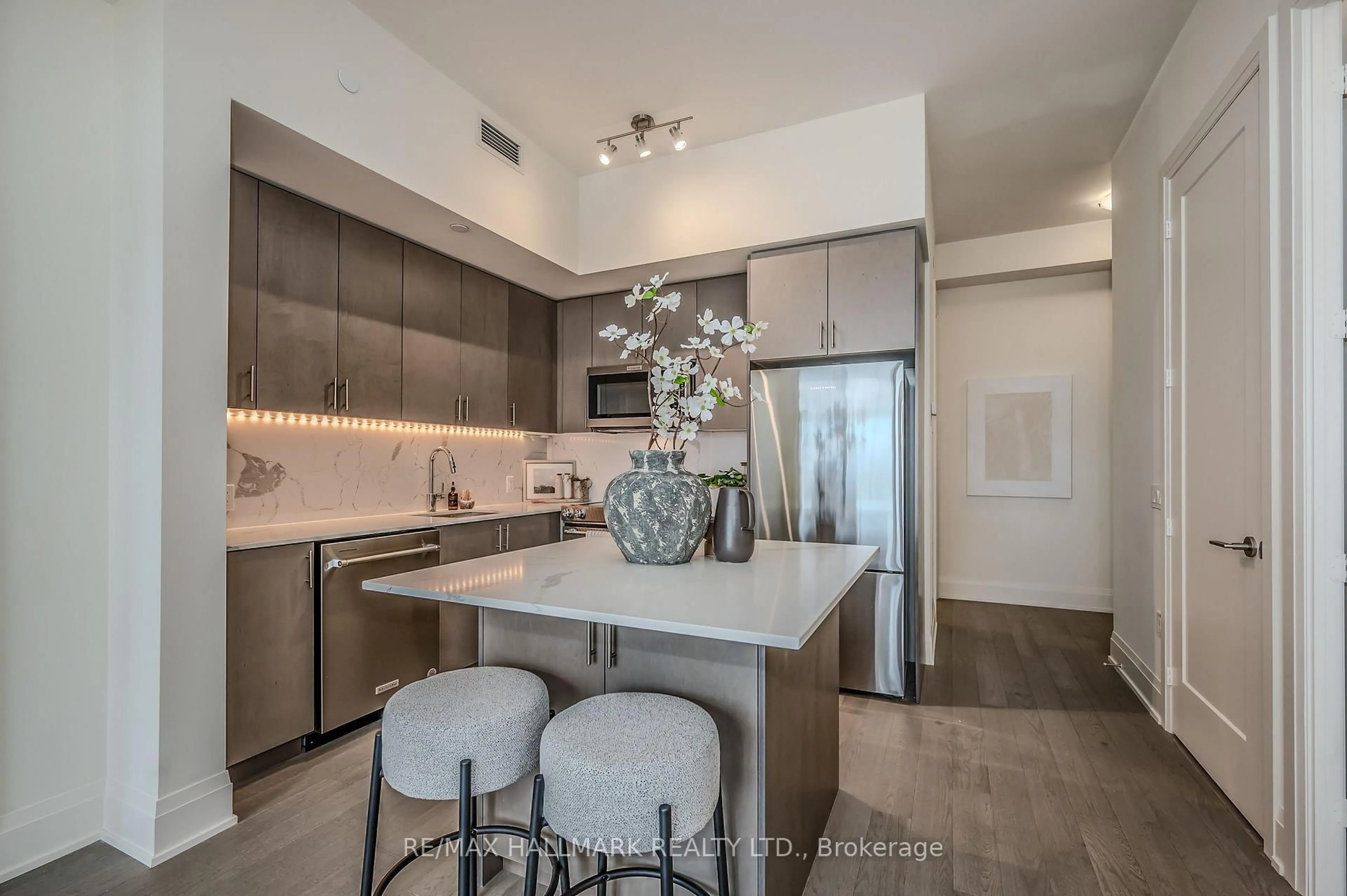 Contemporary kitchen, unknown for 9000 Jane St #PH114, Vaughan Ontario L4K 0M6