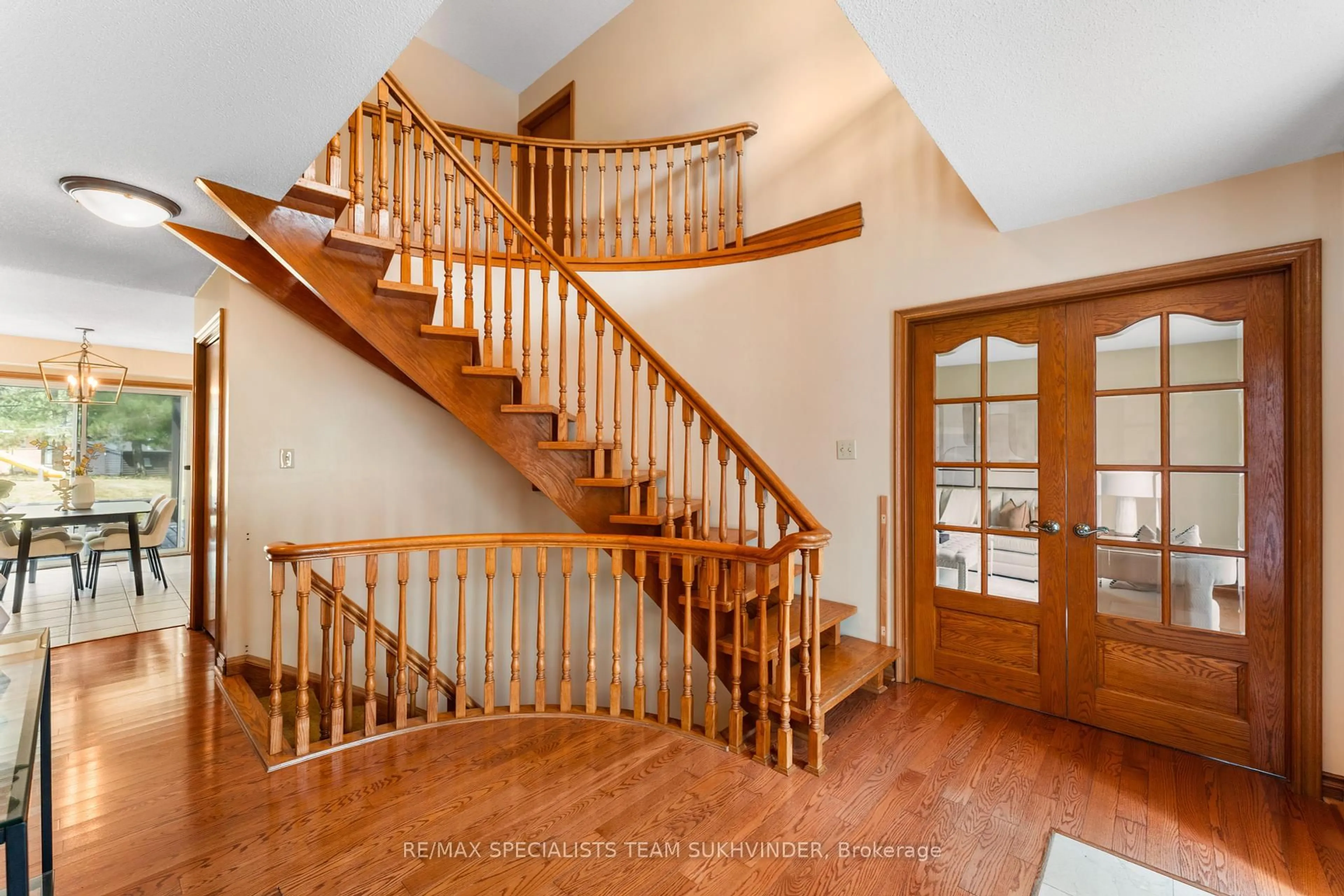 Indoor foyer for 445 Warren Rd, King Ontario L7B 1C4