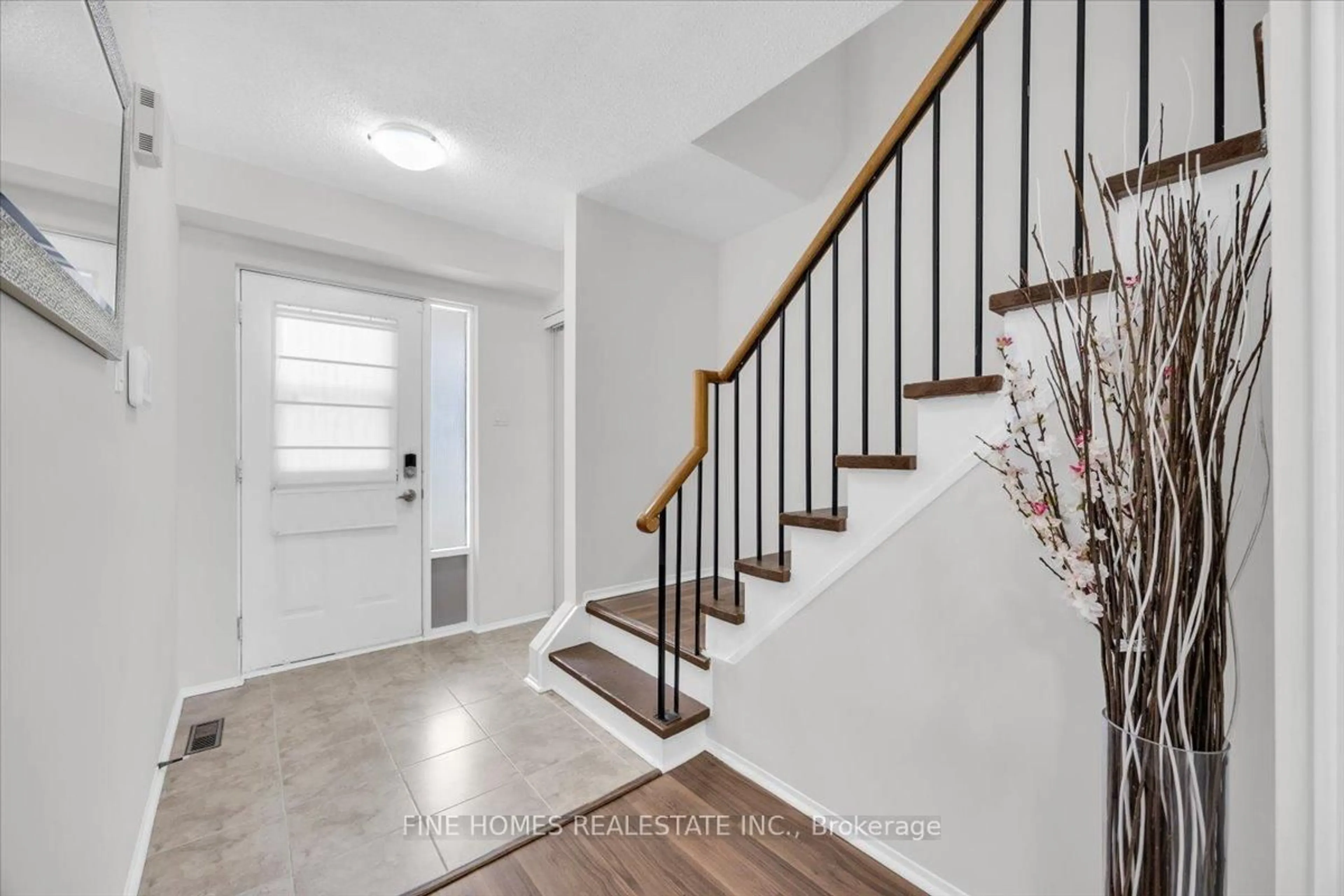 Indoor entryway for 599 Gibney Cres, Newmarket Ontario L3X 1Y3