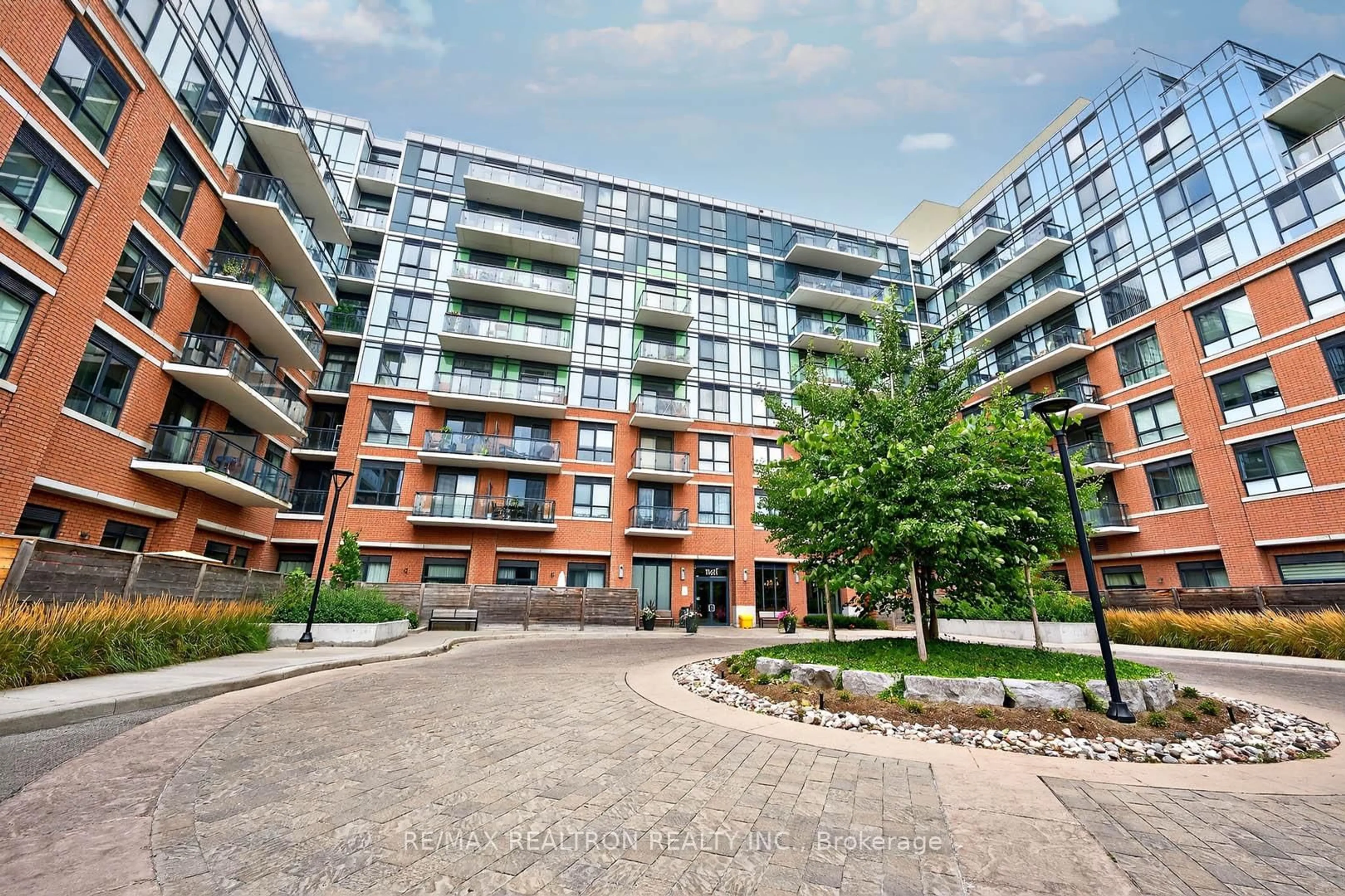 A pic from outside/outdoor area/front of a property/back of a property/a pic from drone, building for 11611 YONGE St #525, Richmond Hill Ontario L4E 1G2