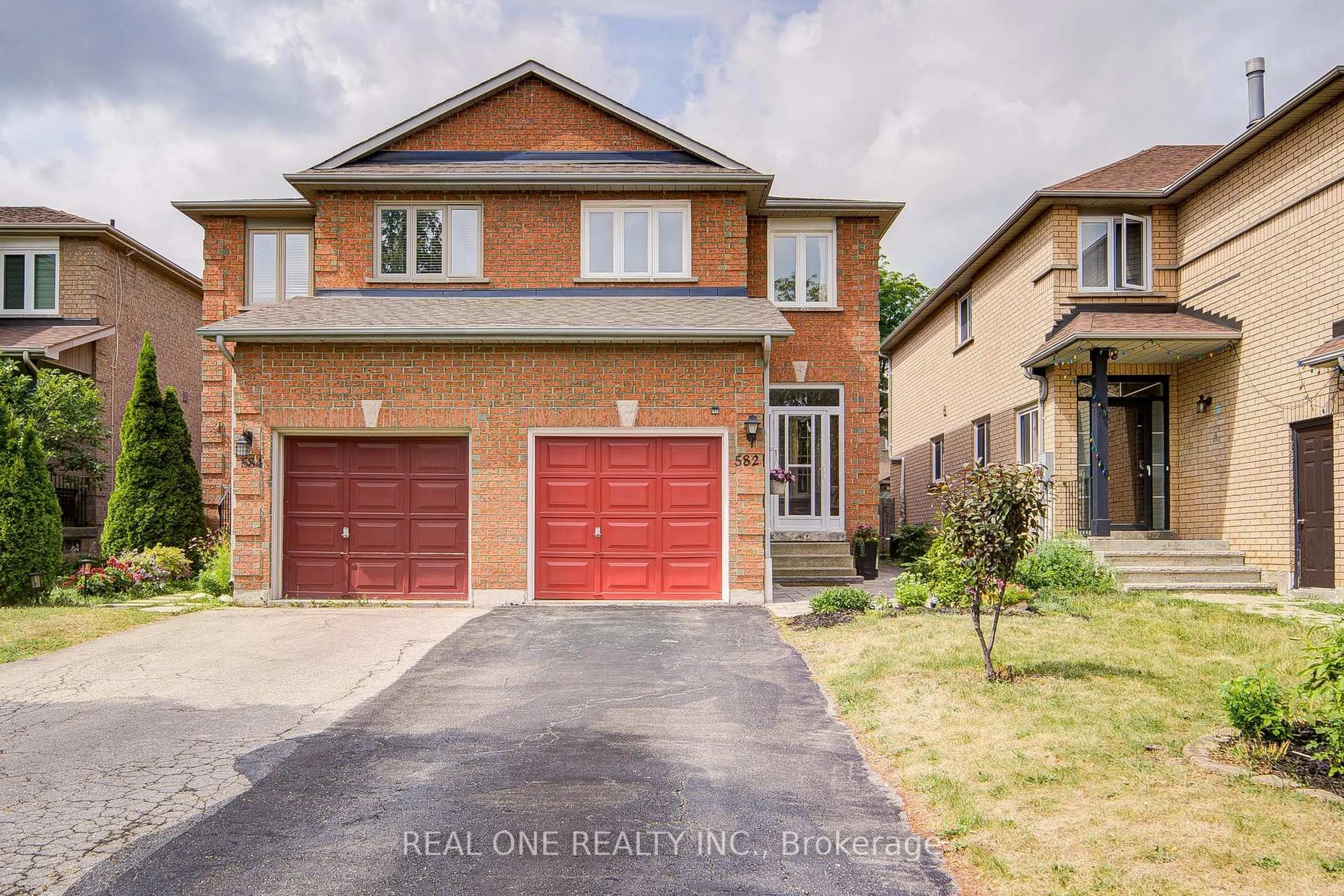Home with brick exterior material, street for 582 Willowick Dr, Newmarket Ontario L3X 2A9