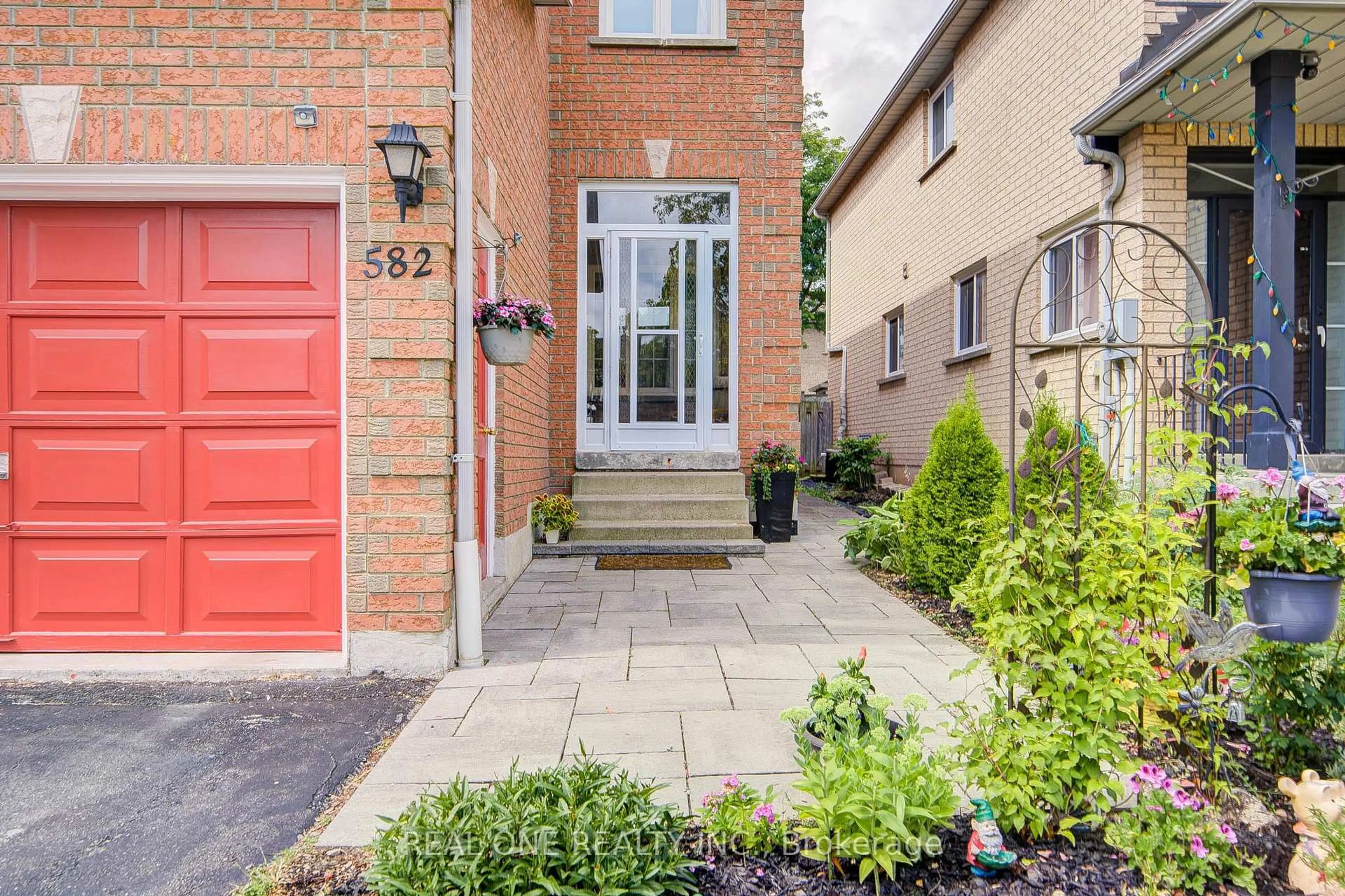 Home with brick exterior material, street for 582 Willowick Dr, Newmarket Ontario L3X 2A9