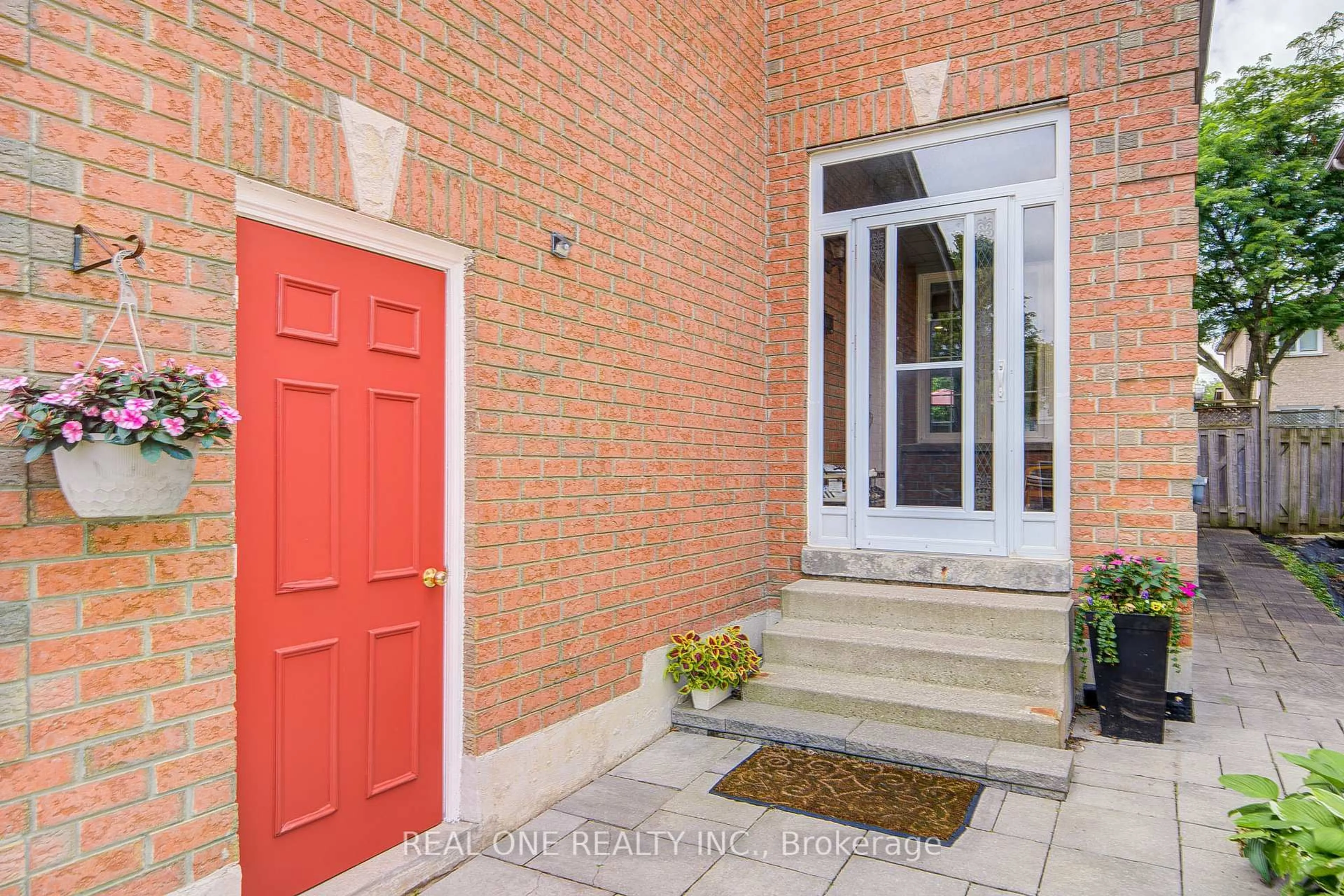 Indoor entryway for 582 Willowick Dr, Newmarket Ontario L3X 2A9
