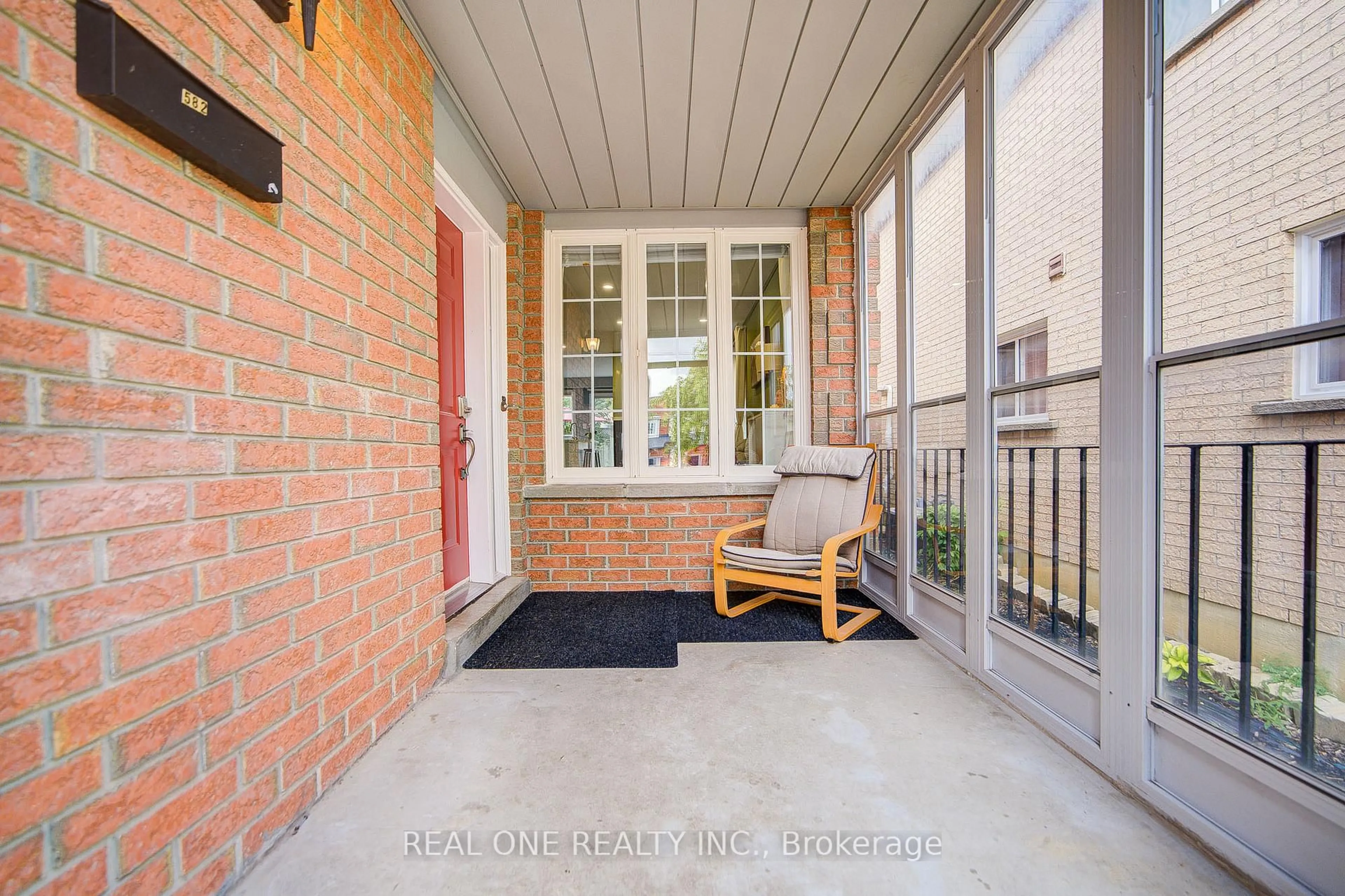 Unknown for 582 Willowick Dr, Newmarket Ontario L3X 2A9
