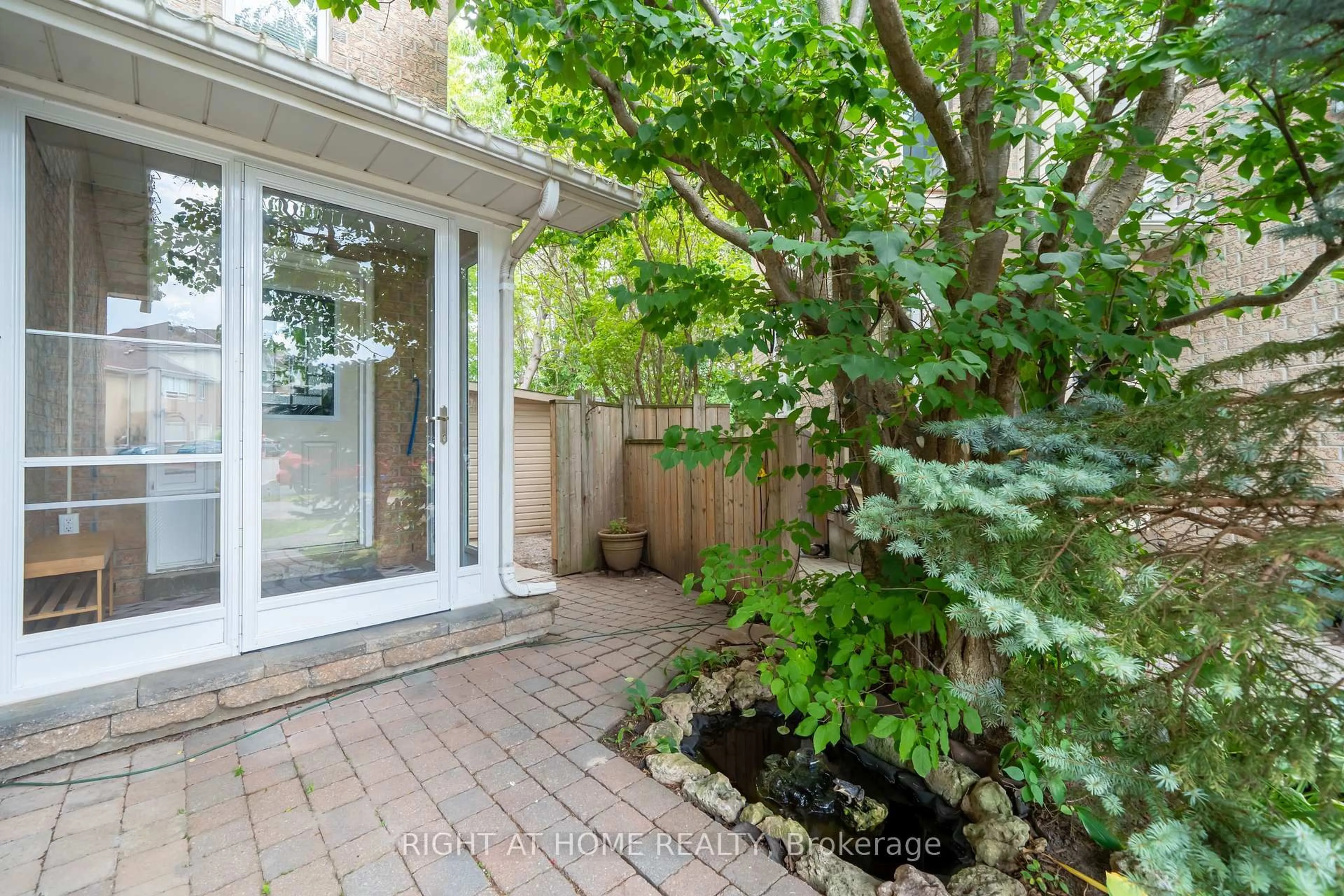 Patio, street for 359 Riddell Crt #5, Newmarket Ontario L3Y 8M8