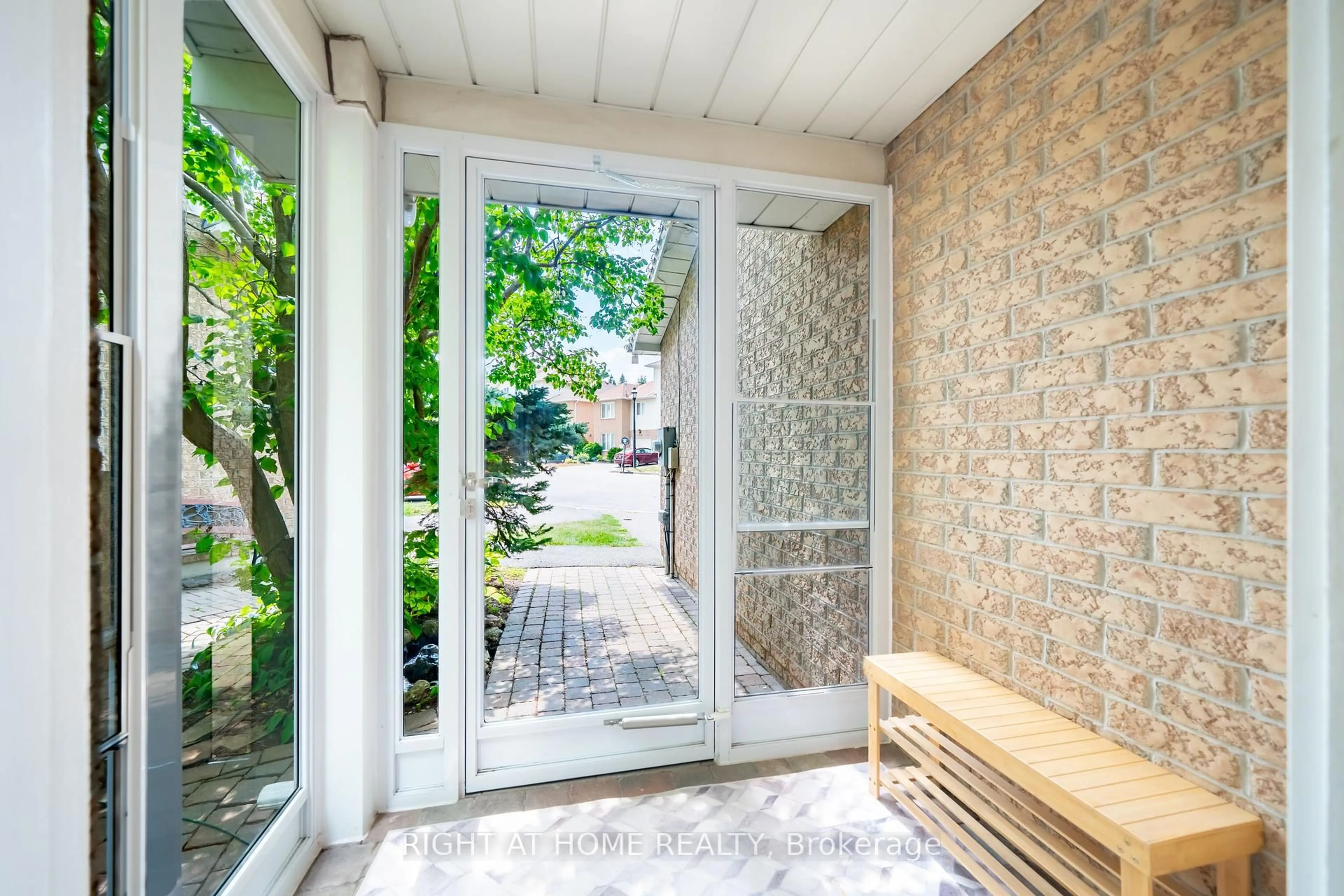 Indoor entryway for 359 Riddell Crt #5, Newmarket Ontario L3Y 8M8