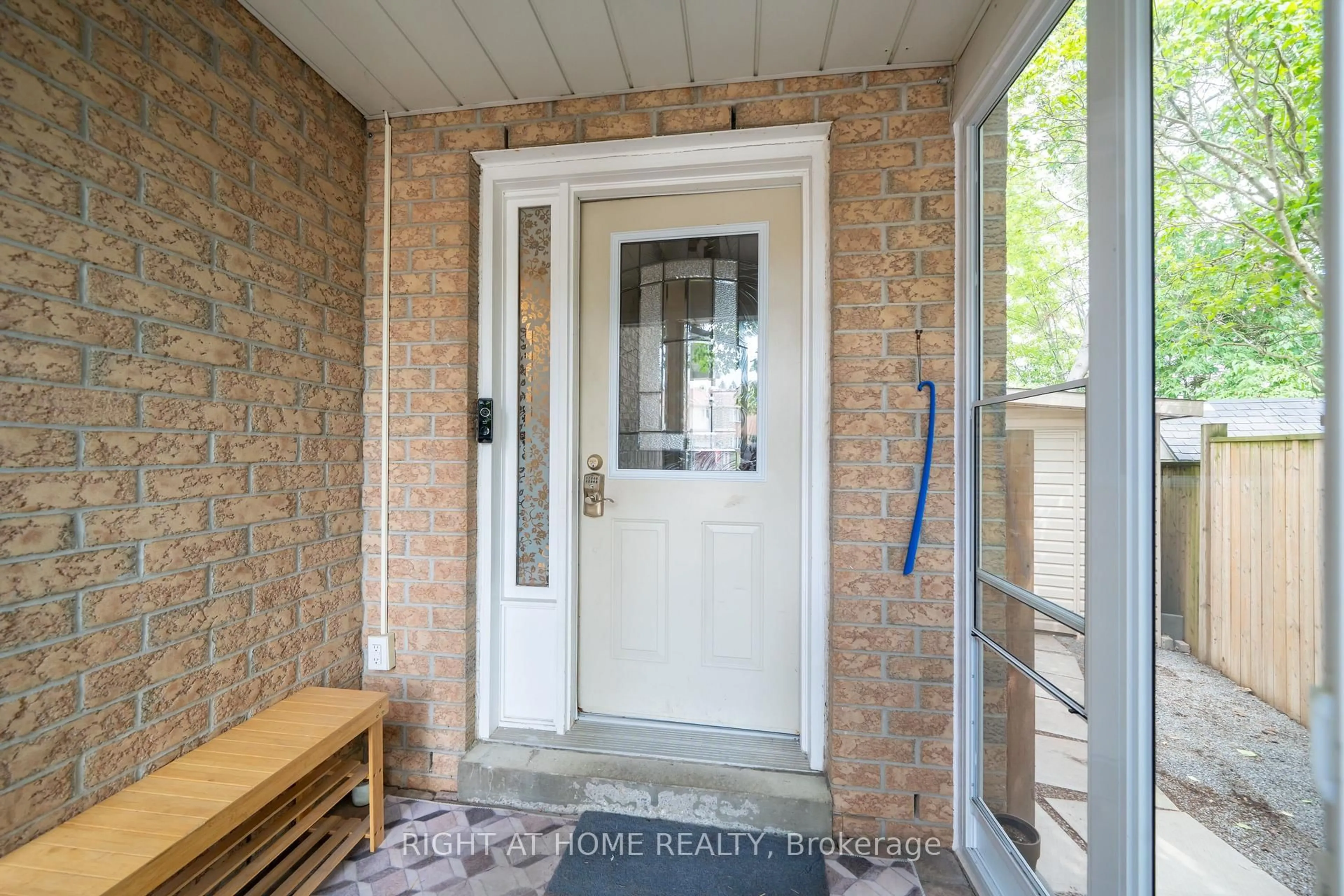Indoor entryway for 359 Riddell Crt #5, Newmarket Ontario L3Y 8M8