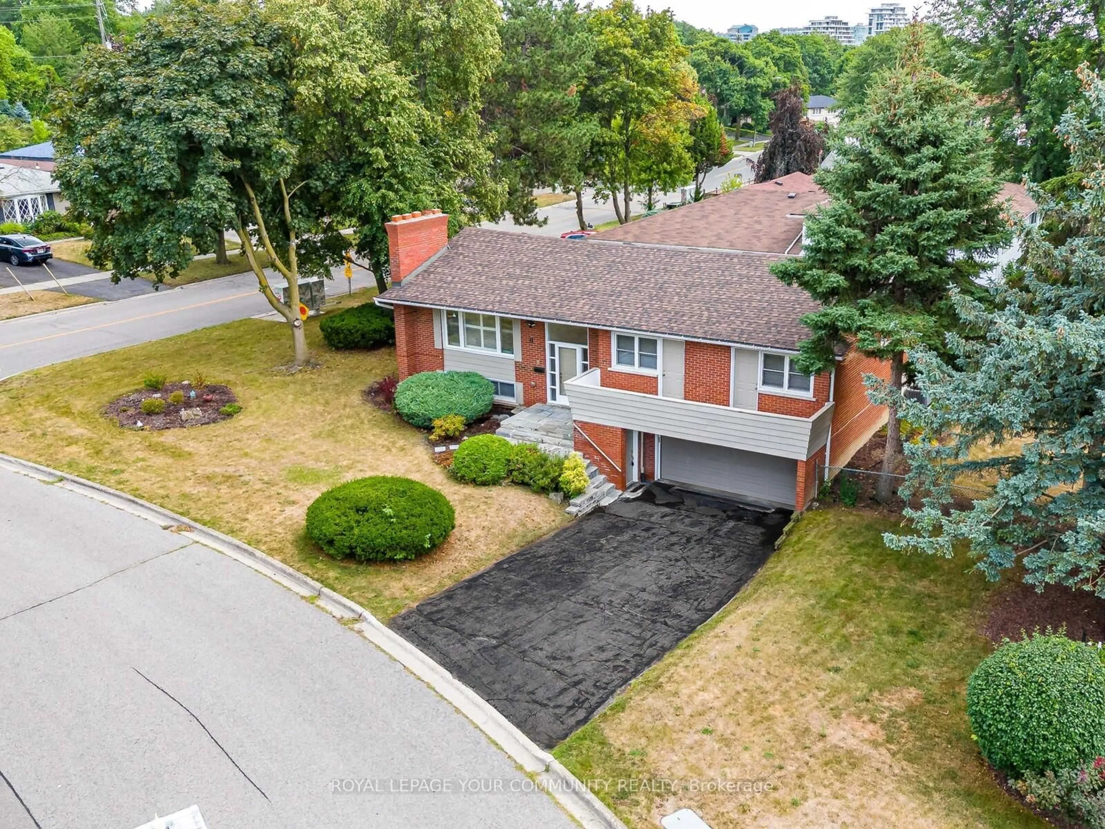 A pic from outside/outdoor area/front of a property/back of a property/a pic from drone, street for 1 Thorny Brae Dr, Markham Ontario L3T 3G3