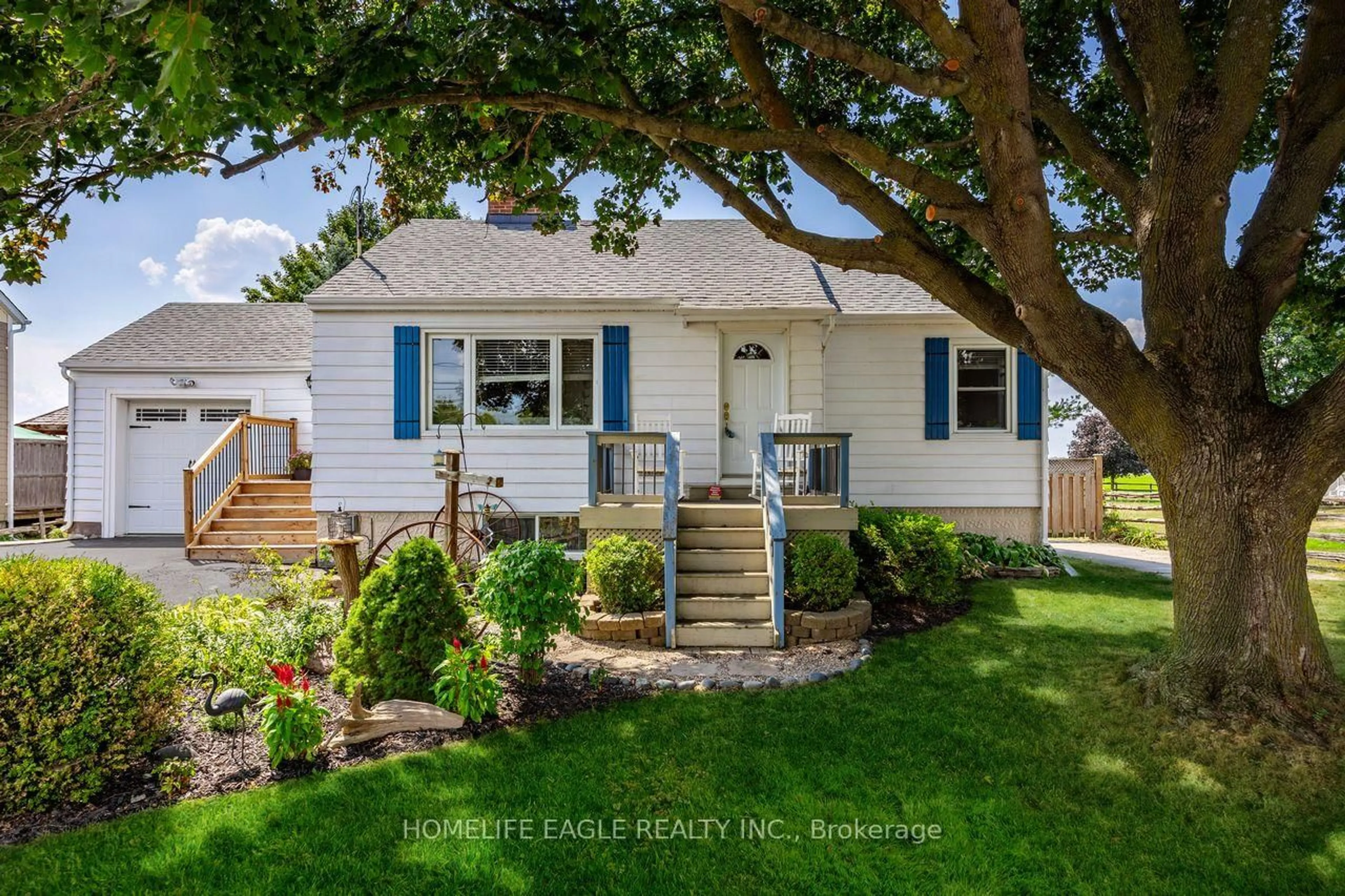 Home with vinyl exterior material, street for 19280 Dufferin St, King Ontario L3Y 4V9