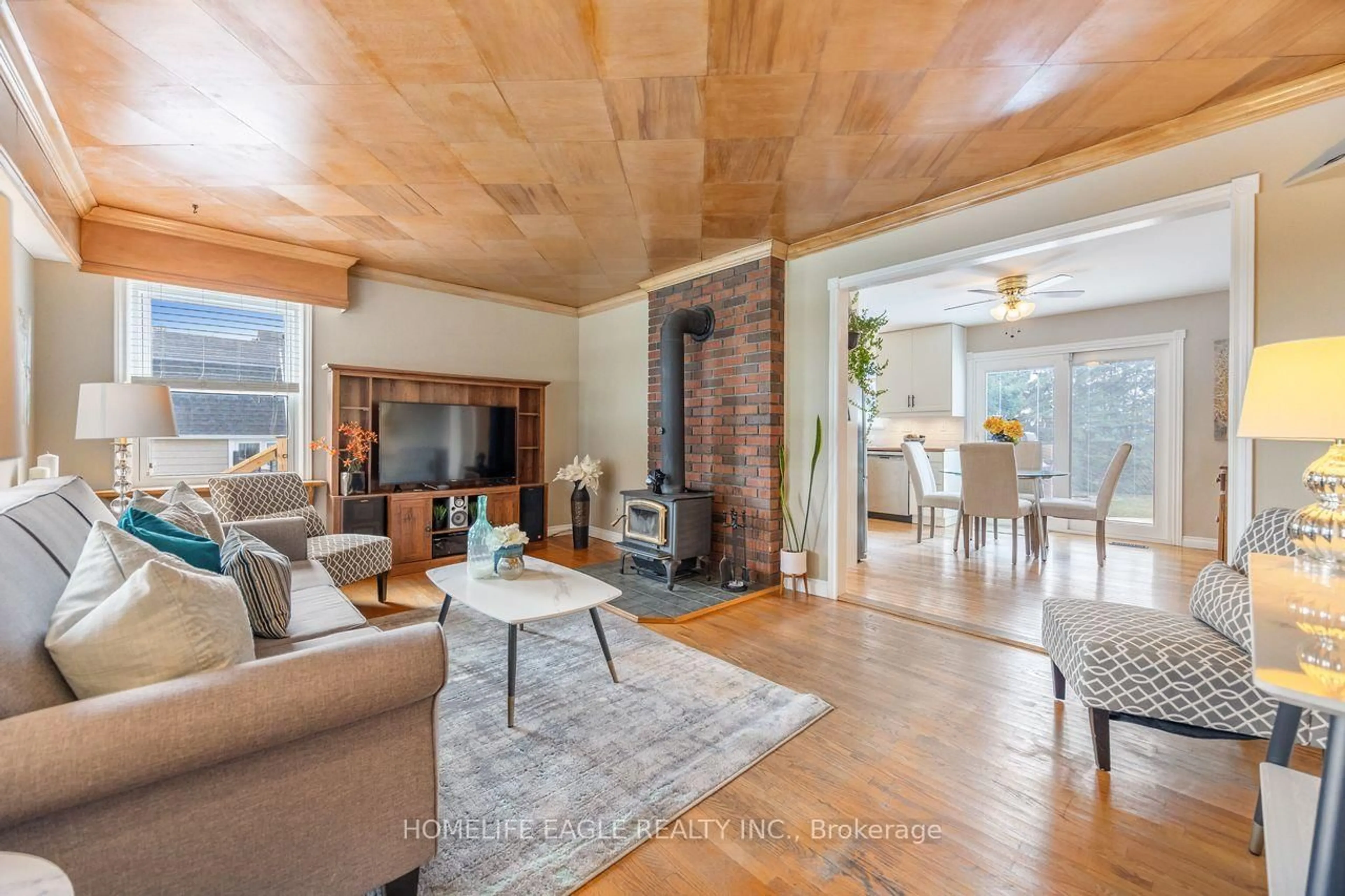 Living room with furniture, wood/laminate floor for 19280 Dufferin St, King Ontario L3Y 4V9
