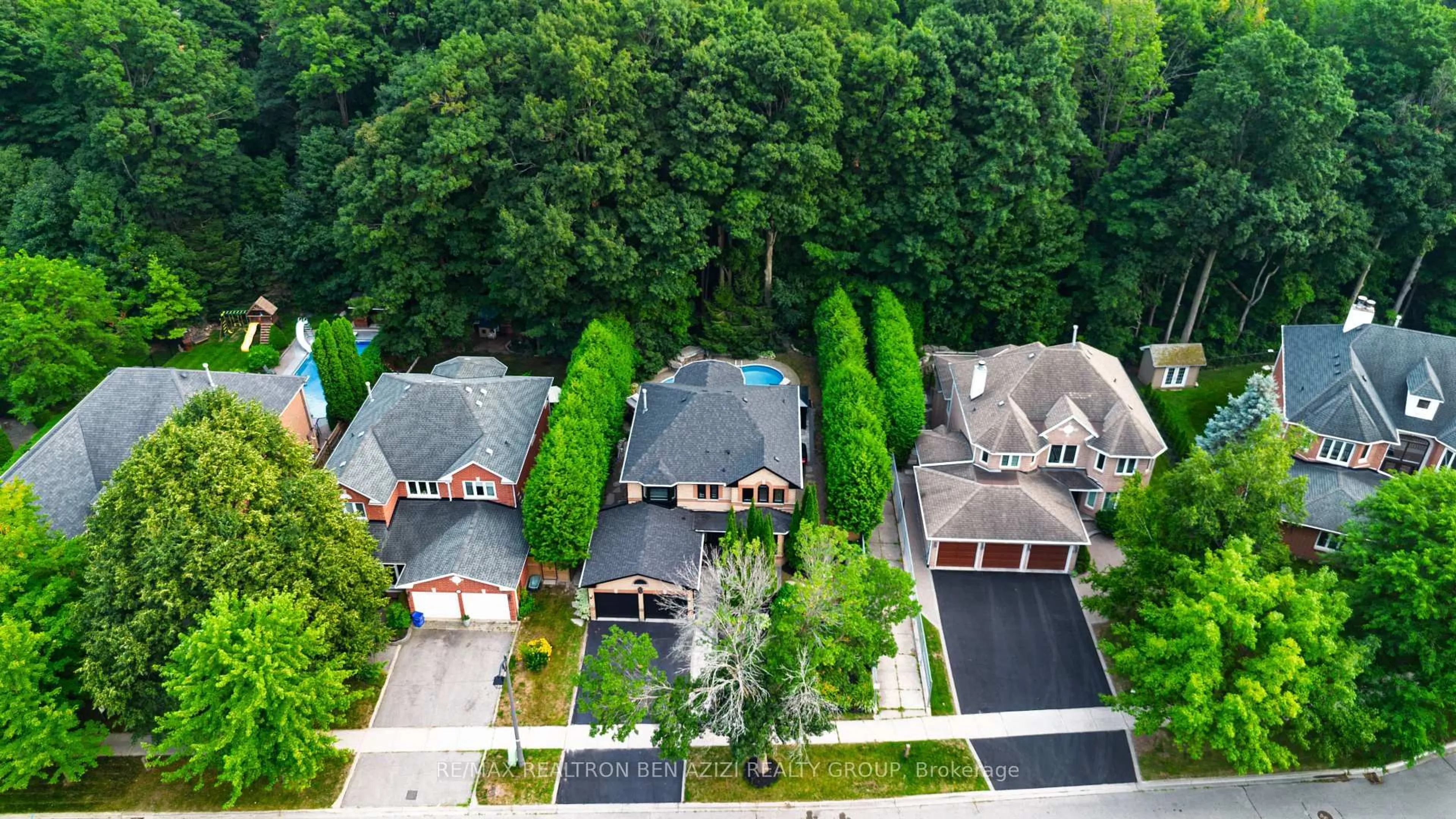A pic from outside/outdoor area/front of a property/back of a property/a pic from drone, street for 78 Charing Cres, Aurora Ontario L4G 6P5