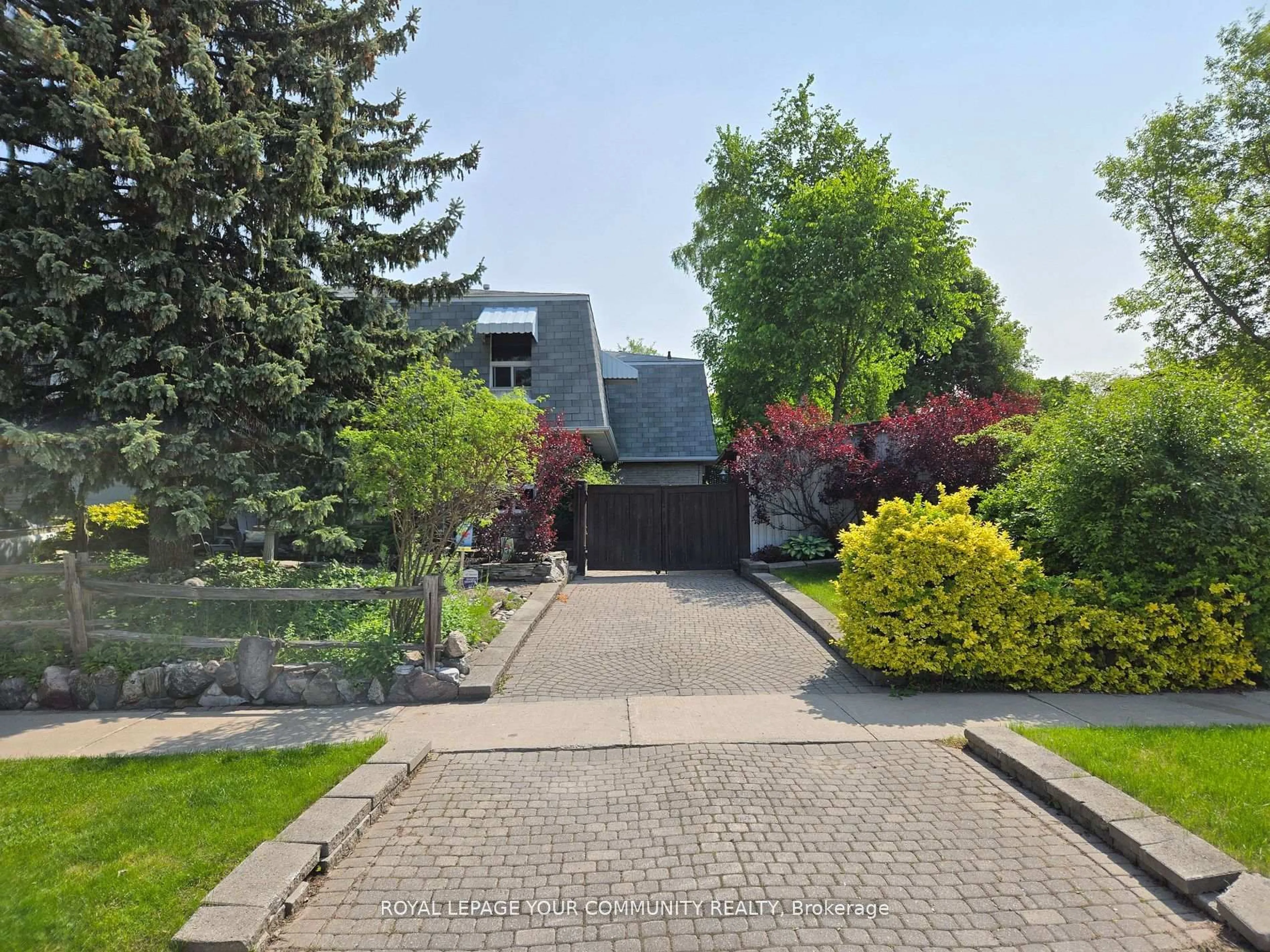 A pic from outside/outdoor area/front of a property/back of a property/a pic from drone, street for 4 Kitsilano Cres, Richmond Hill Ontario L4C 5A5