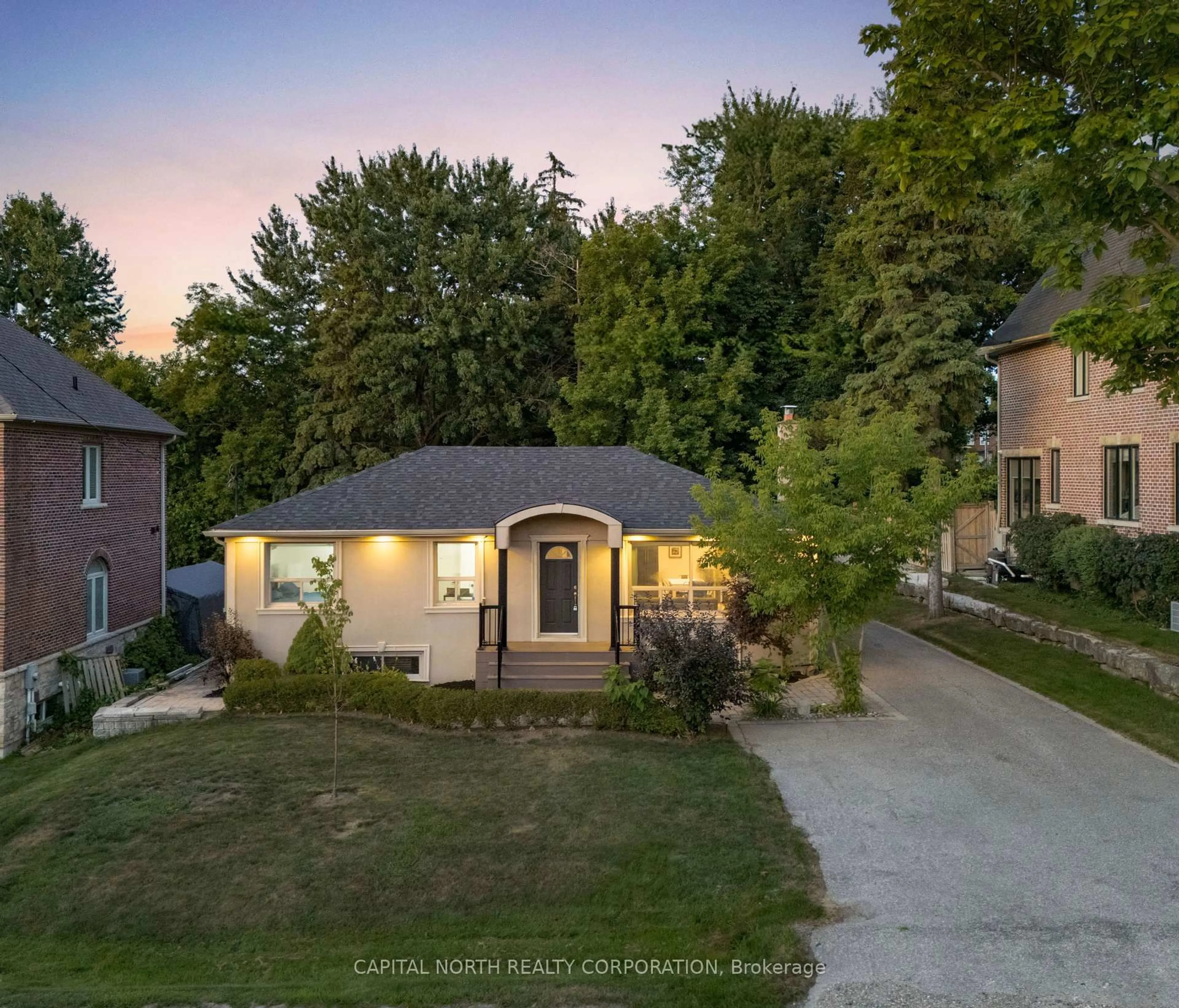 A pic from outside/outdoor area/front of a property/back of a property/a pic from drone, street for 89 Hambly Ave, King Ontario L7B 1J1