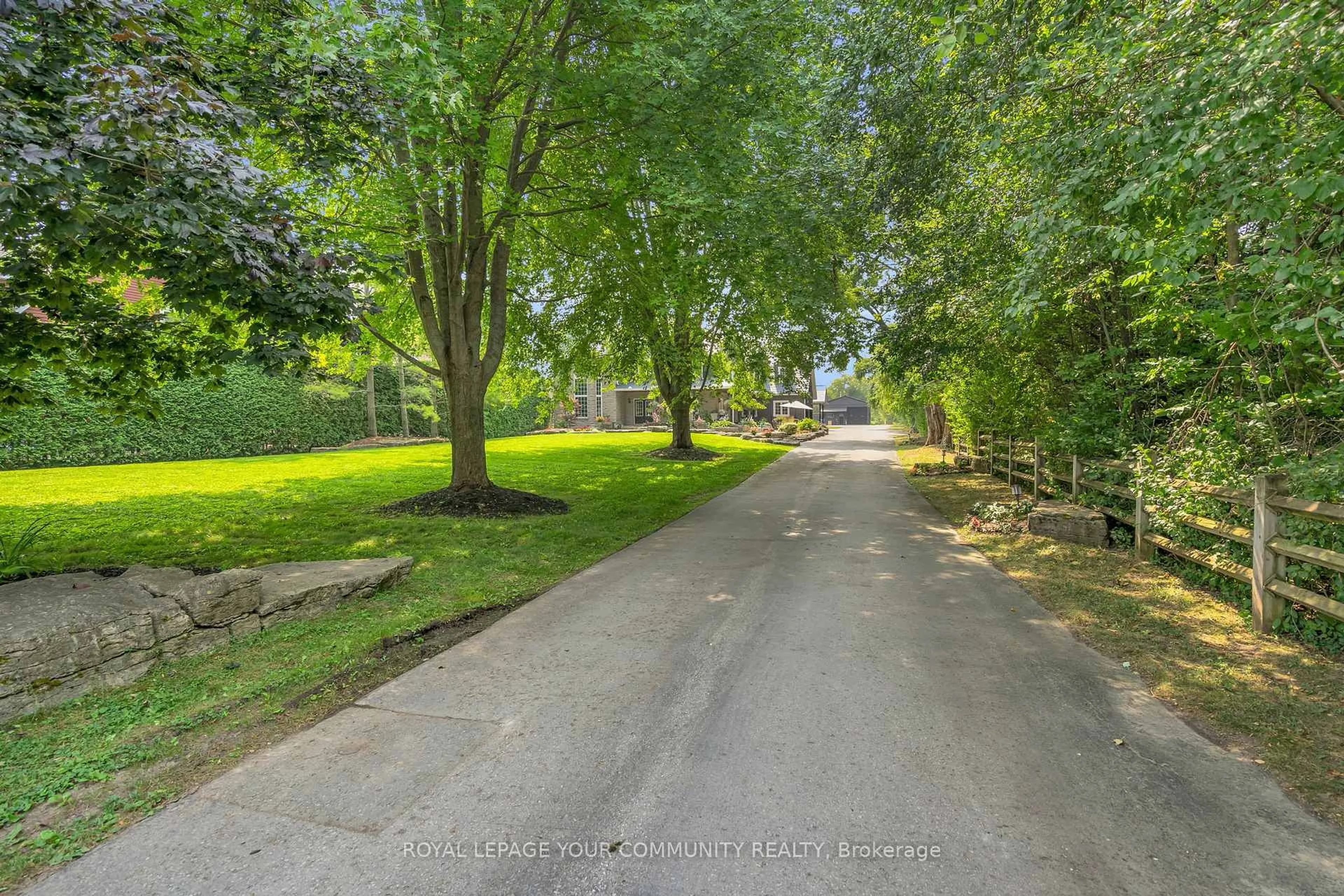 A pic from outside/outdoor area/front of a property/back of a property/a pic from drone, street for 515 Lake Dr, Georgina Ontario L0E 1S0