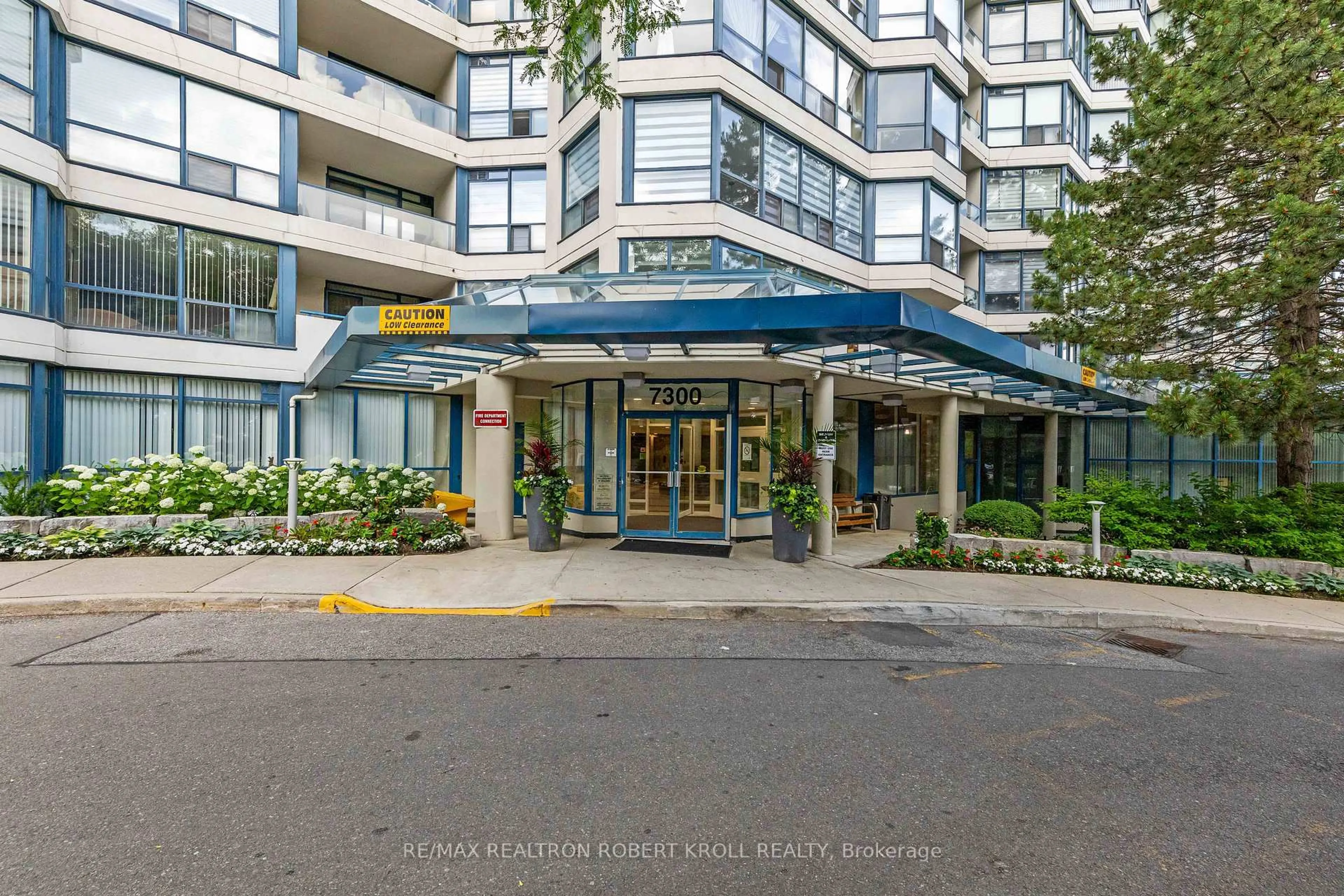 Indoor foyer for 7300 Yonge St #210, Vaughan Ontario L4J 7Y5