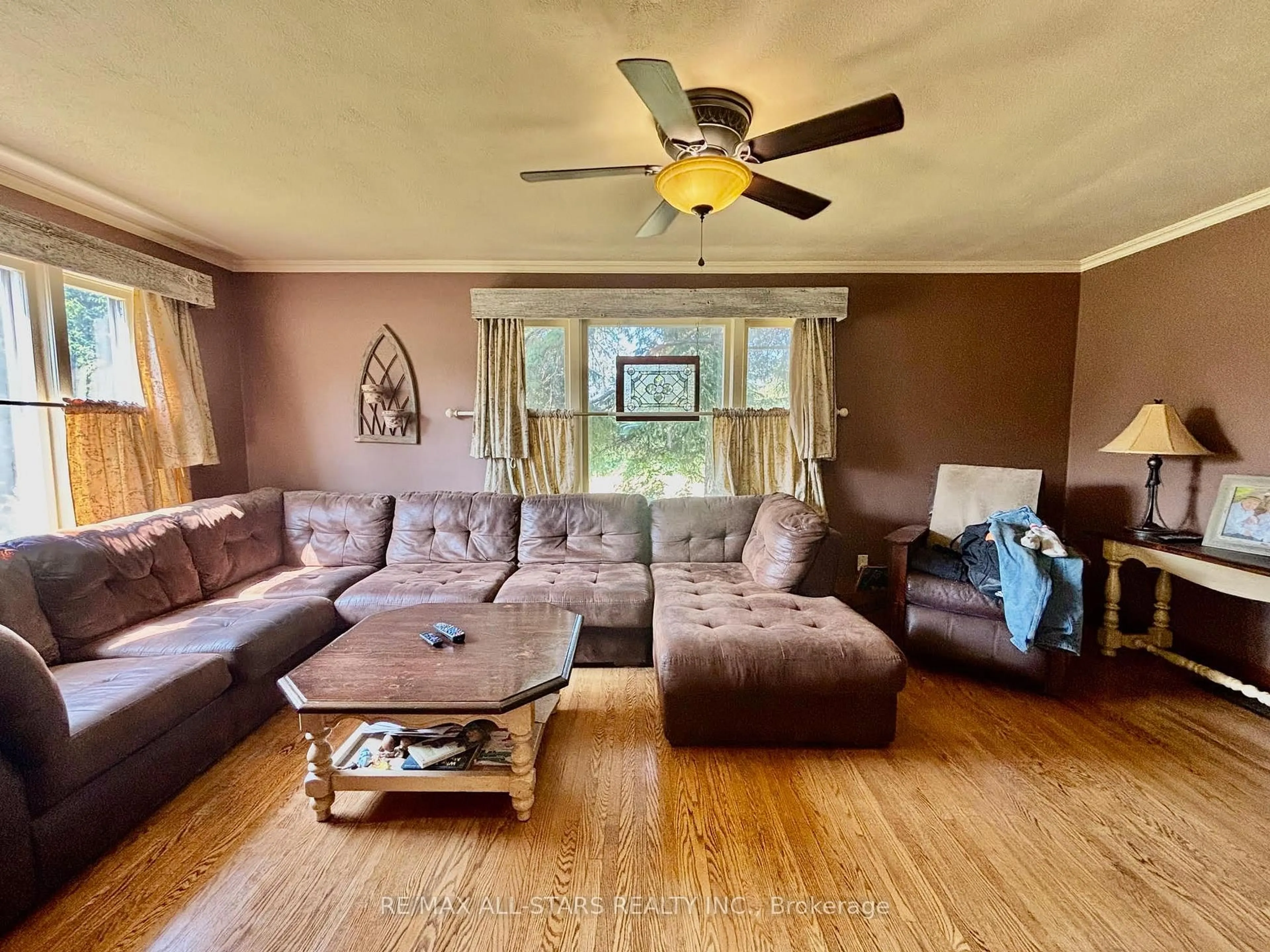 Living room with furniture, wood/laminate floor for 5601 Bethesda Rd, Whitchurch-Stouffville Ontario L4A 7X3