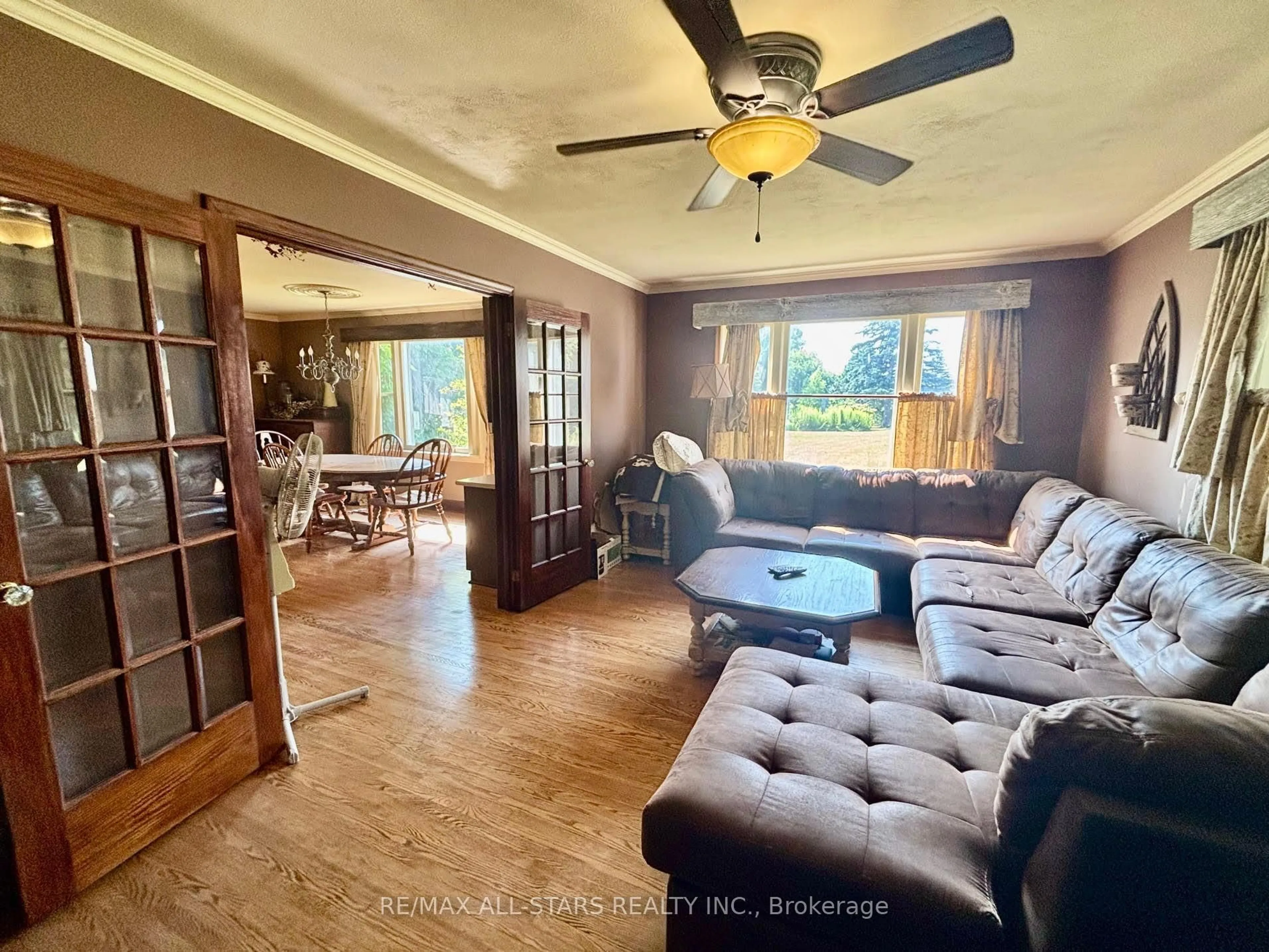 Living room with furniture, wood/laminate floor for 5601 Bethesda Rd, Whitchurch-Stouffville Ontario L4A 7X3