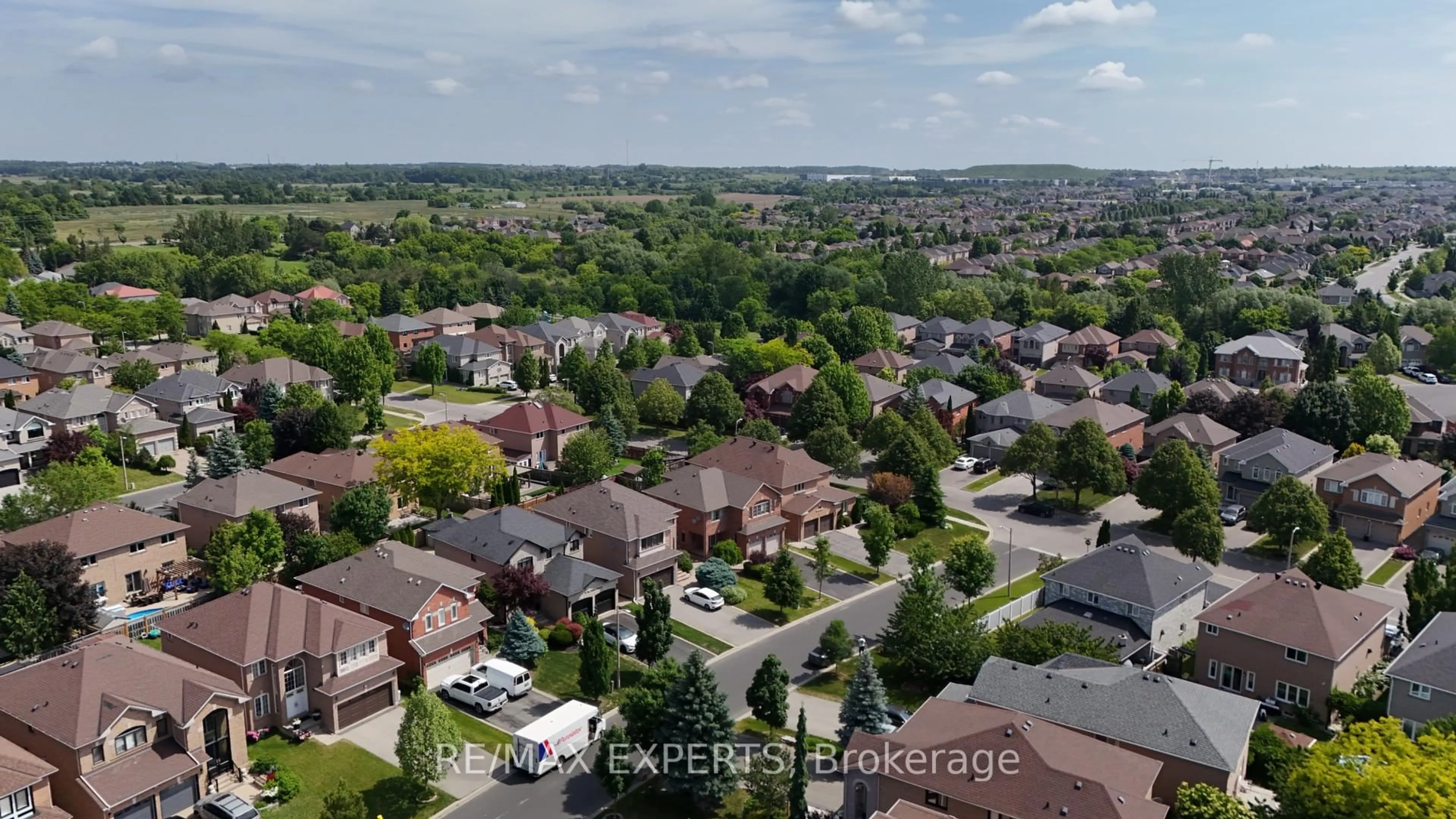 A pic from outside/outdoor area/front of a property/back of a property/a pic from drone, street for 8 Pine Hollow Cres, Vaughan Ontario L6A 2L6