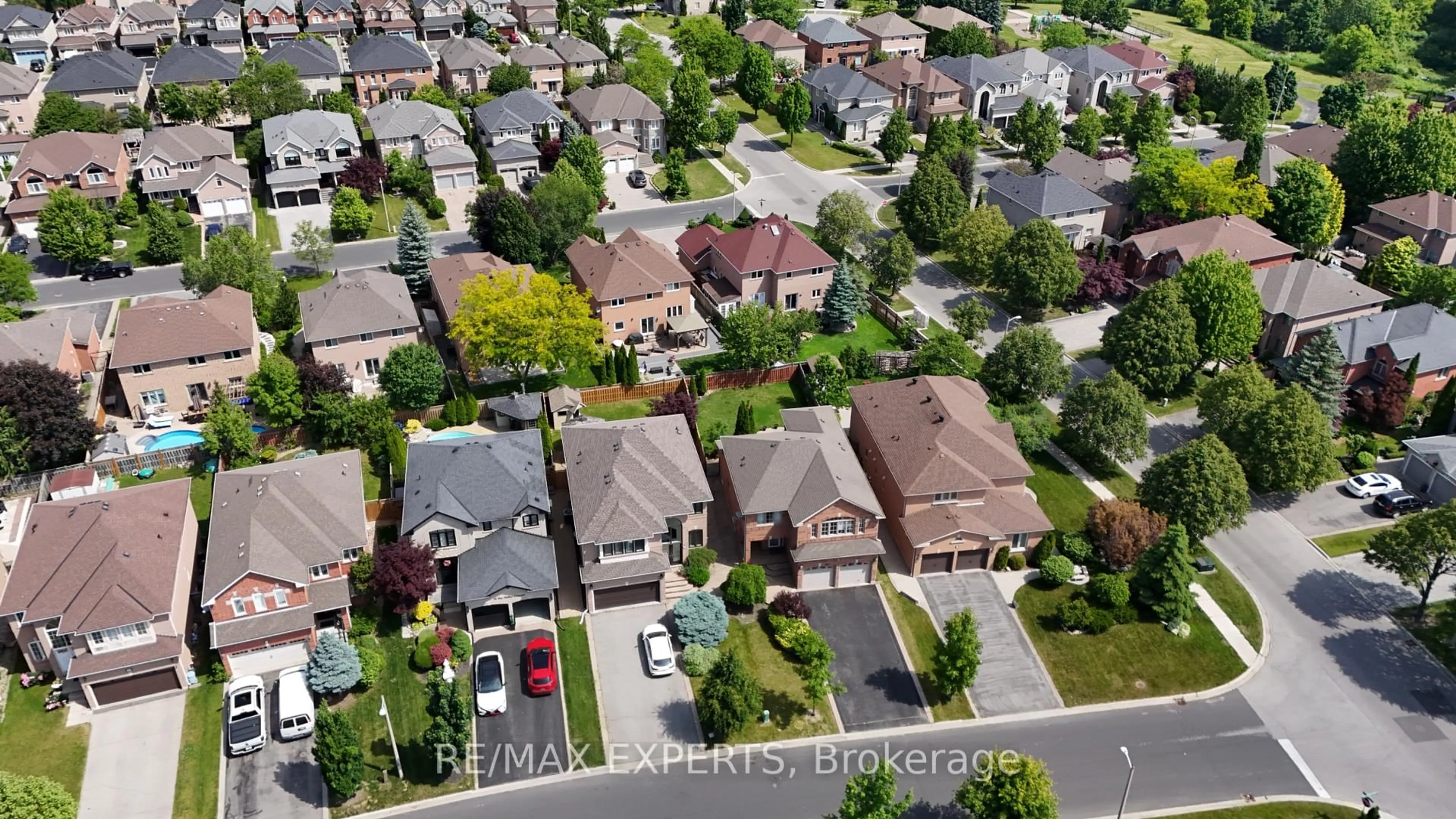 A pic from outside/outdoor area/front of a property/back of a property/a pic from drone, street for 8 Pine Hollow Cres, Vaughan Ontario L6A 2L6