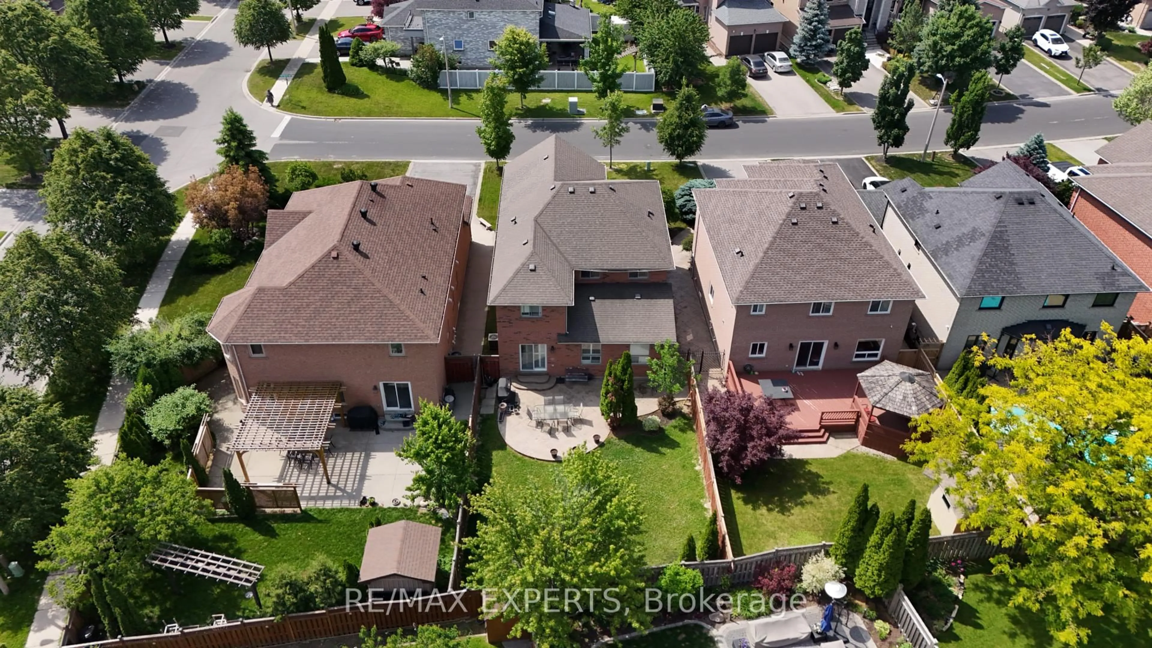 A pic from outside/outdoor area/front of a property/back of a property/a pic from drone, street for 8 Pine Hollow Cres, Vaughan Ontario L6A 2L6
