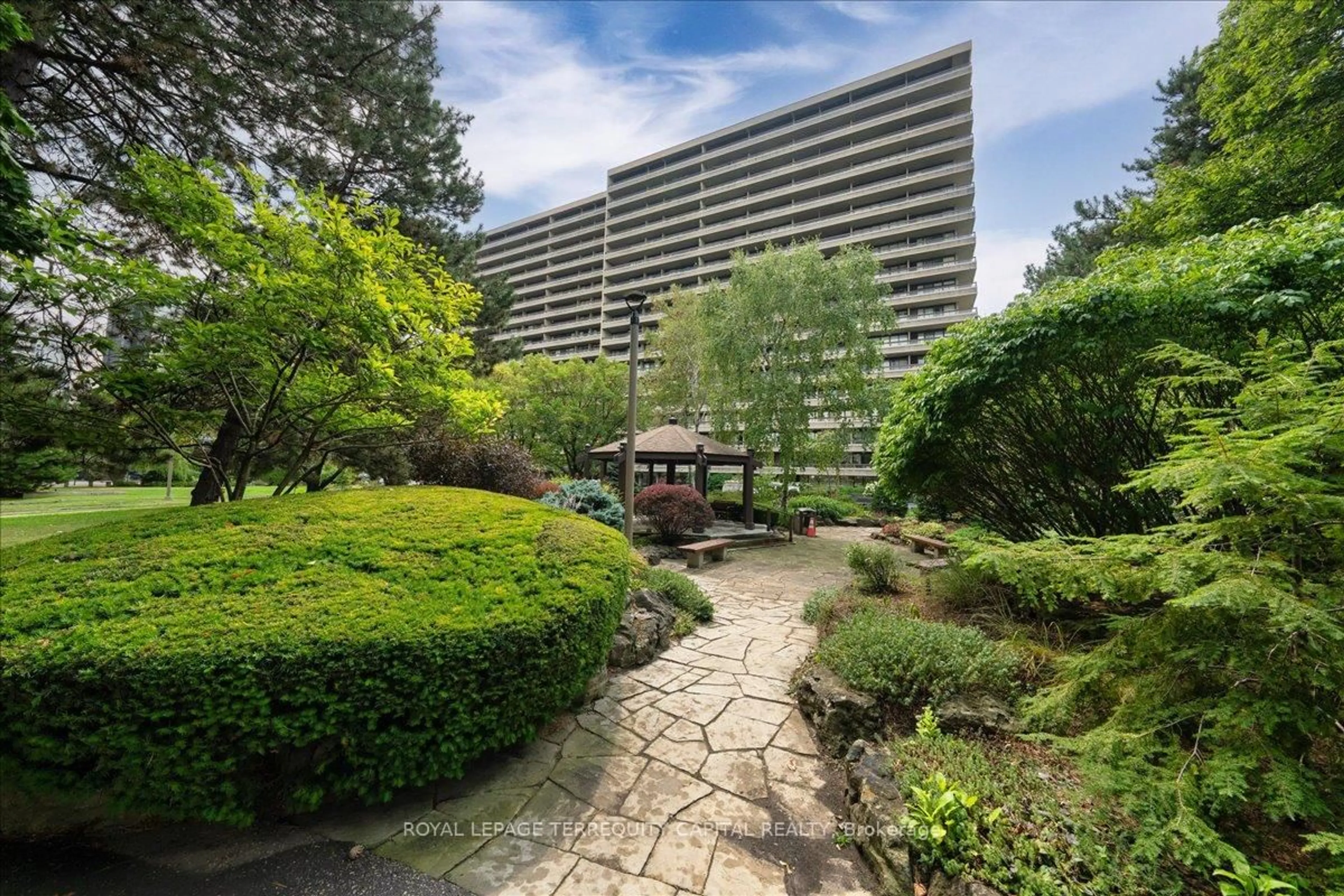 Patio, street for 8111 Yonge St #909, Markham Ontario L3T 4V9