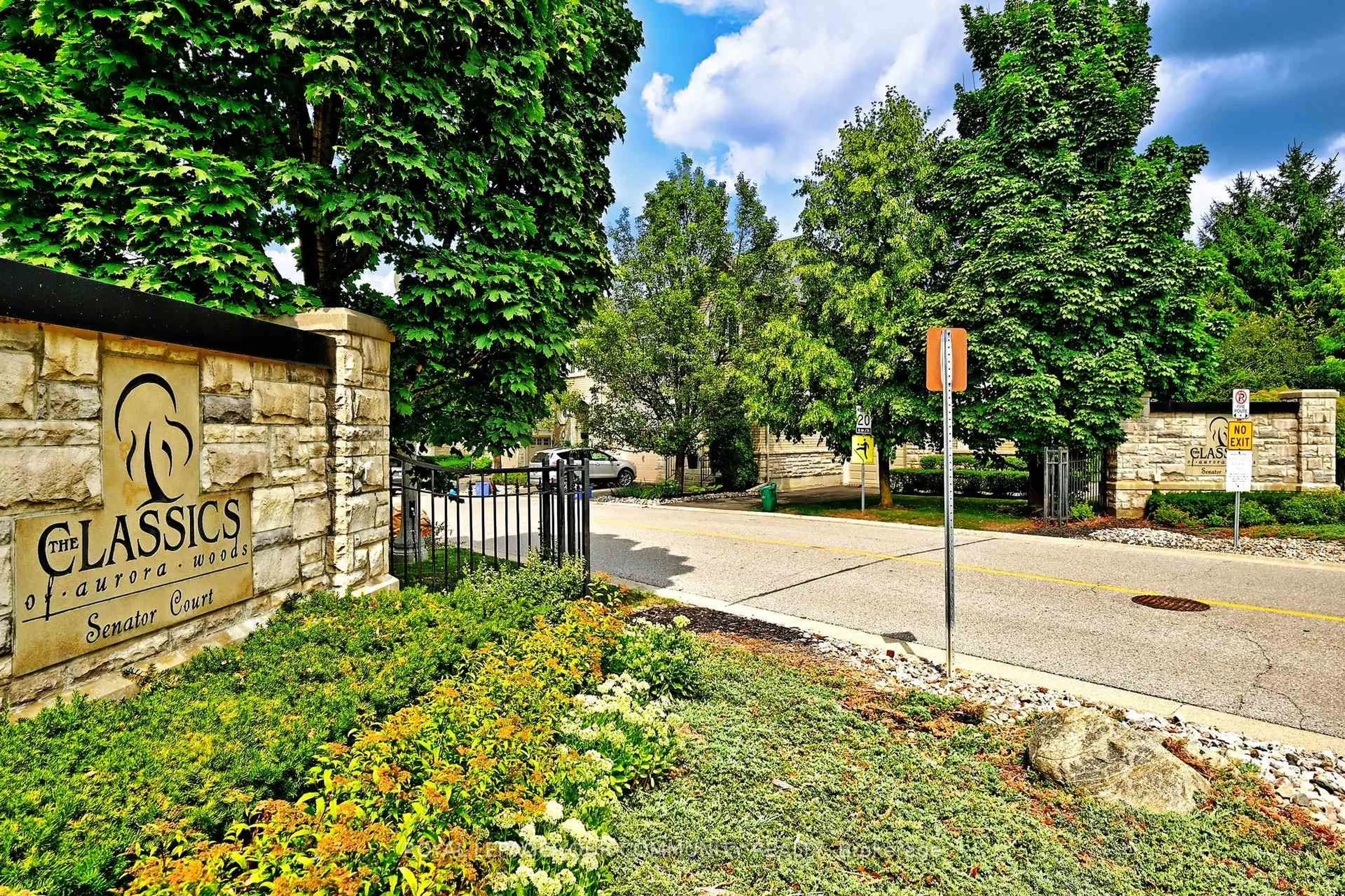 Patio, street for 3 Senator Crt #18, Aurora Ontario L4G 7P2