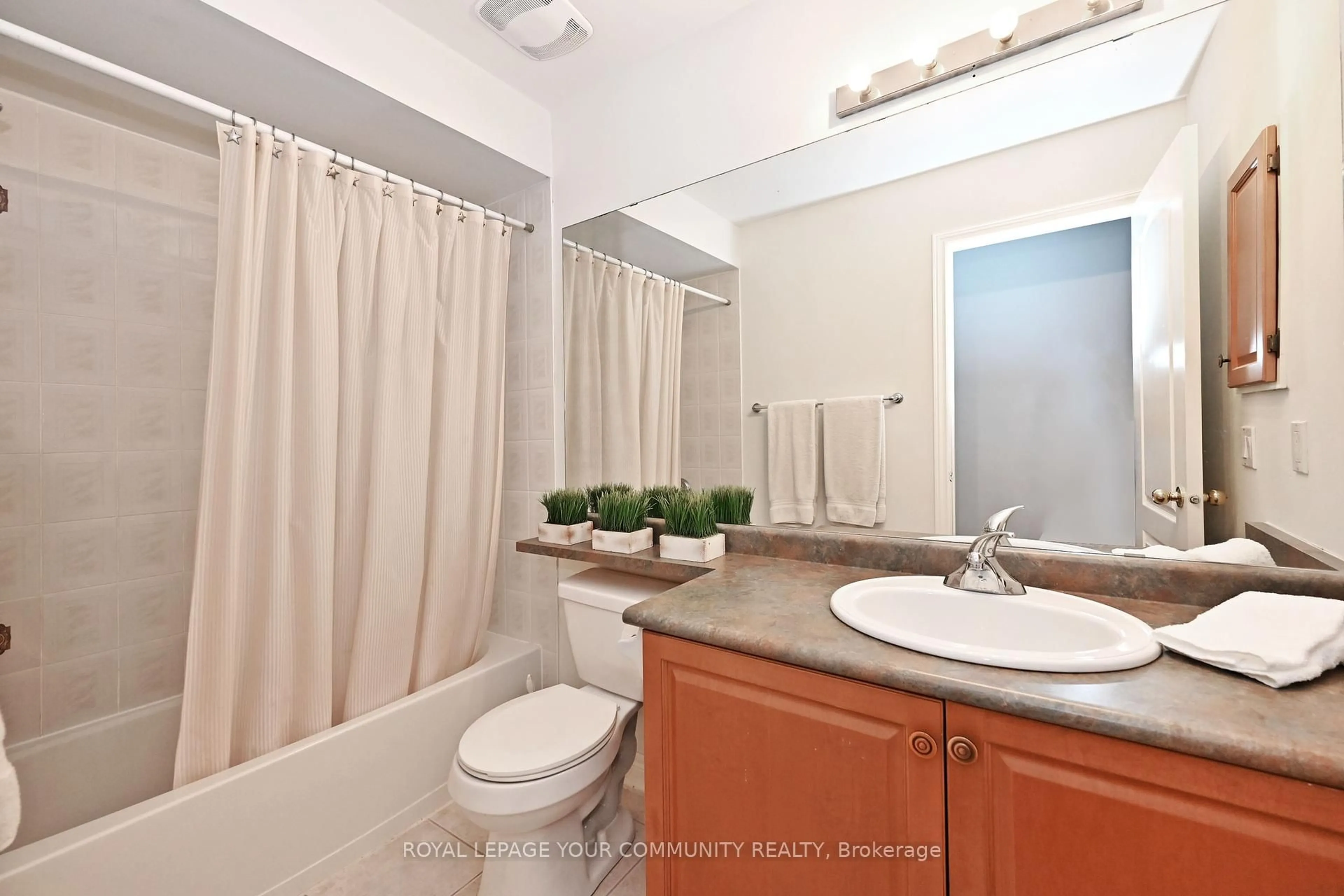 Standard bathroom, unknown for 3 Senator Crt #18, Aurora Ontario L4G 7P2