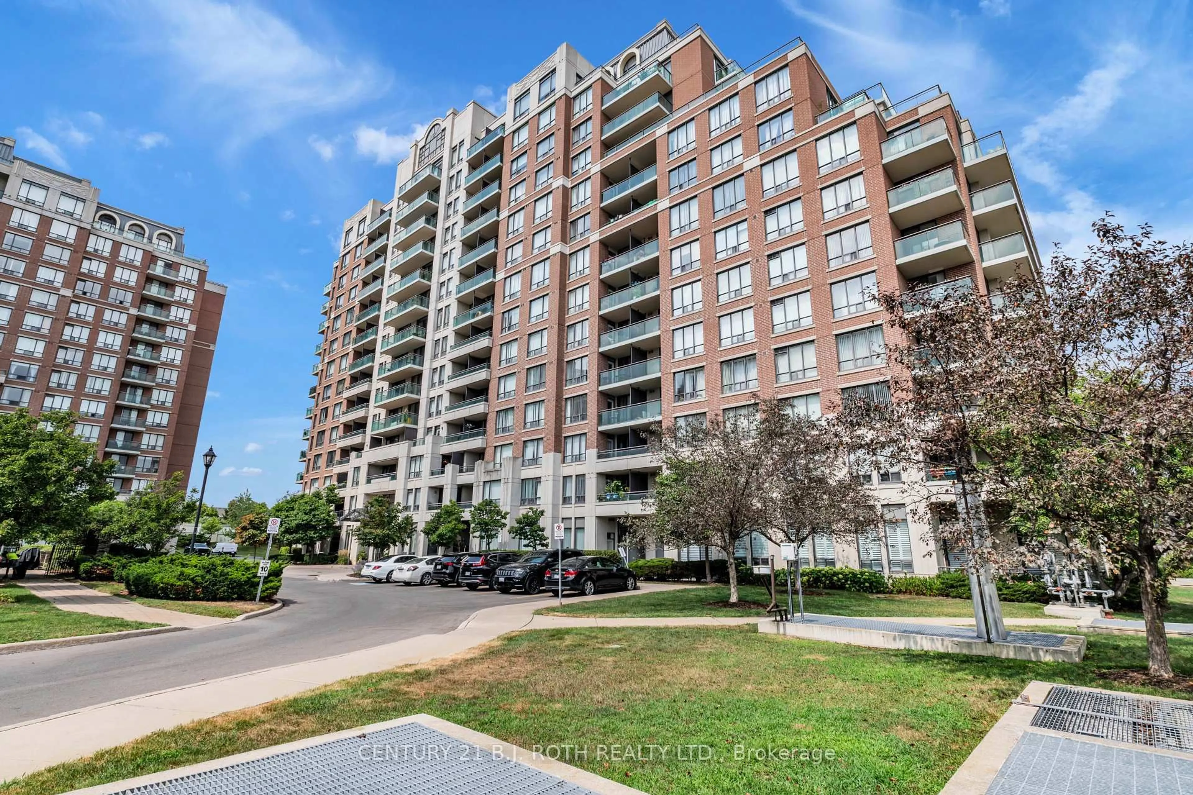 A pic from outside/outdoor area/front of a property/back of a property/a pic from drone, street for 350 Red Maple Rd #1202, Richmond Hill Ontario L4C 0T5