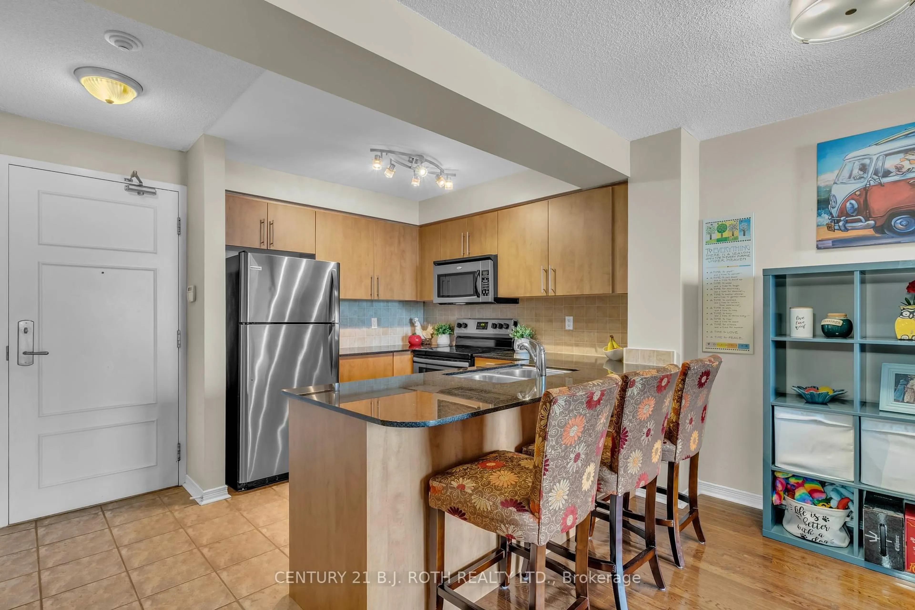 Standard kitchen, ceramic/tile floor for 350 Red Maple Rd #1202, Richmond Hill Ontario L4C 0T5