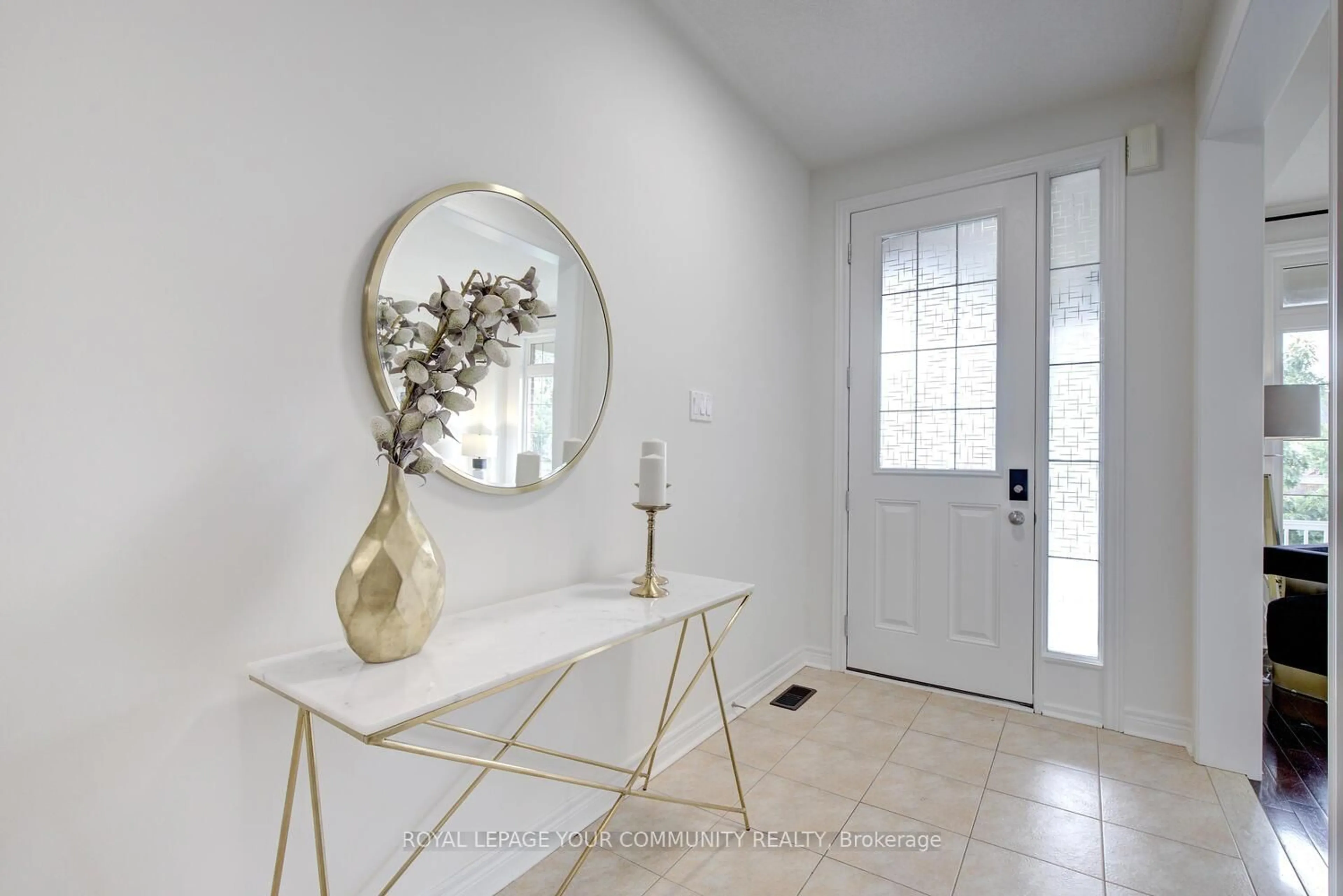 Indoor entryway for 434 Gilpin Dr, Newmarket Ontario L3X 3K4