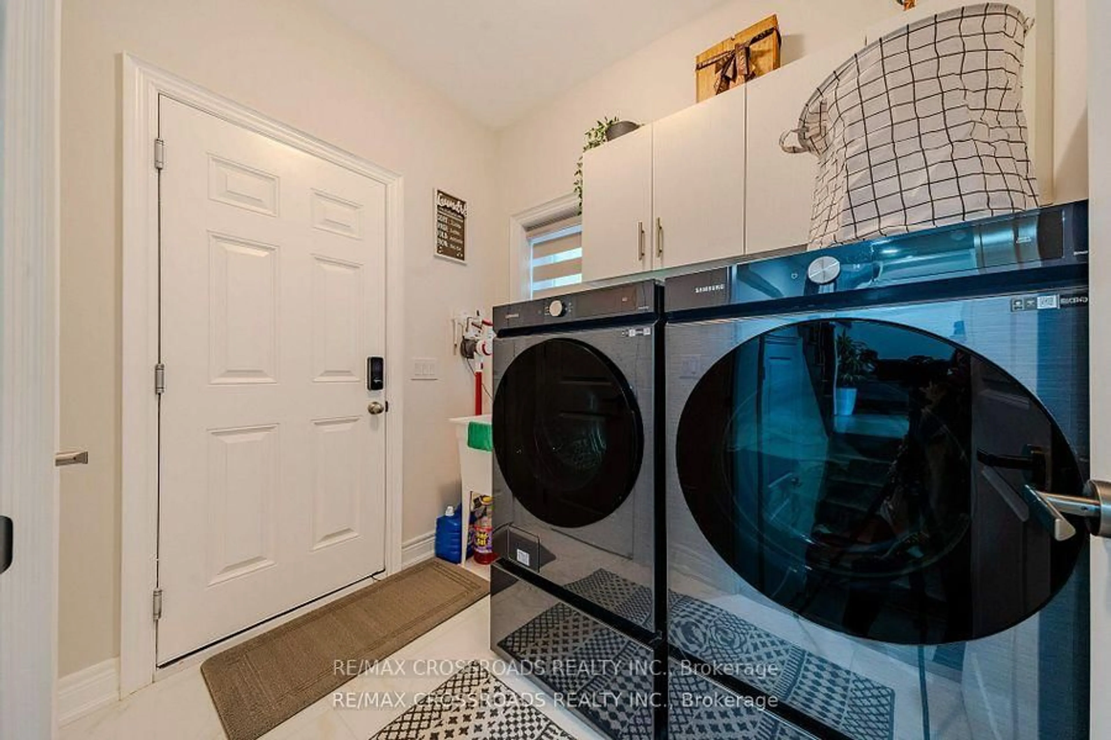 Laundry room for 50 Carriage Shop Bend, East Gwillimbury Ontario L9N 0Y5